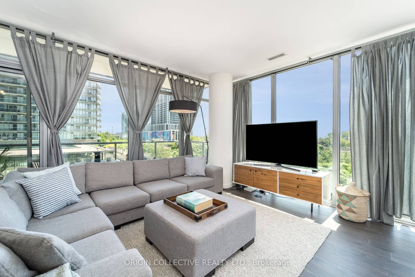 105 The Queensway Avenue 302, Toronto, ON M6S 5B5