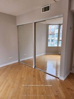 55 Centre Avenue 2307, Toronto, ON M5G 2H5