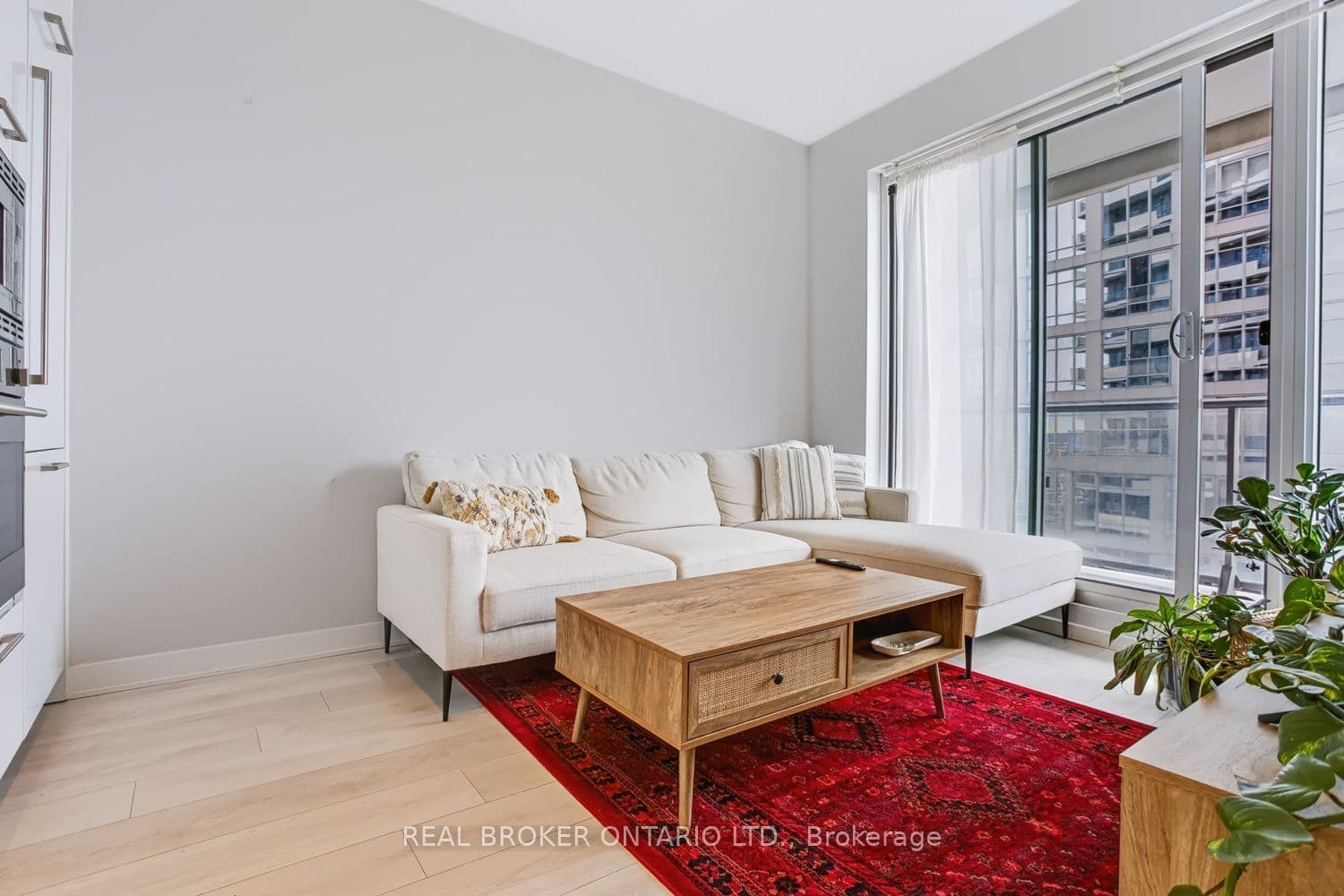2221 Yonge Street 4207, Toronto, ON M4S 2B4