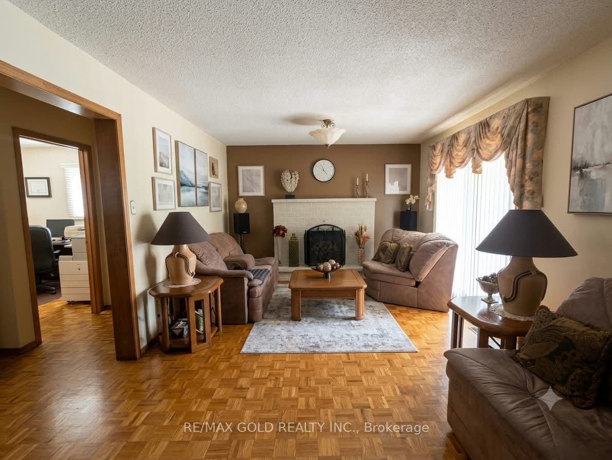 16 Cassis Drive, Toronto, ON M9V 4Z6
