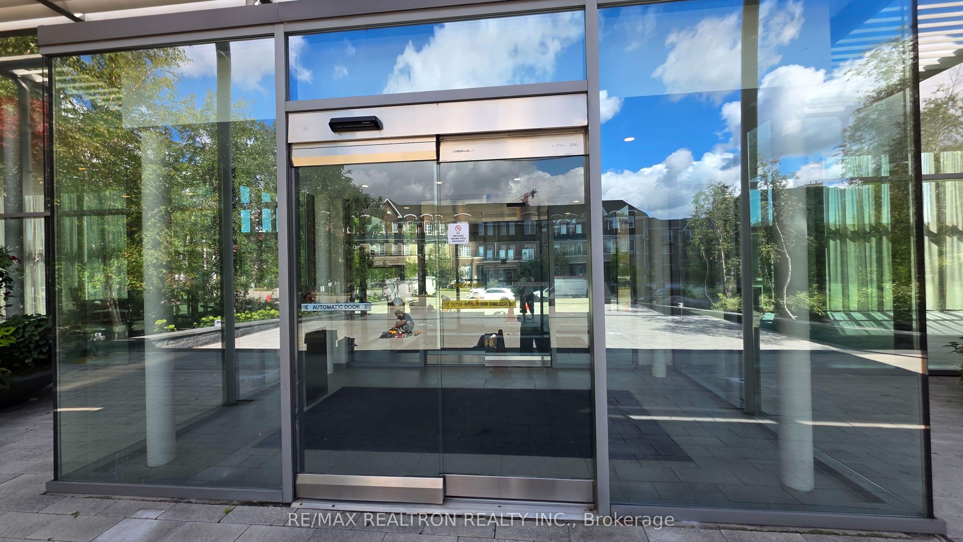 105 The Queensway Avenue 607, Toronto, ON M6S 5B5