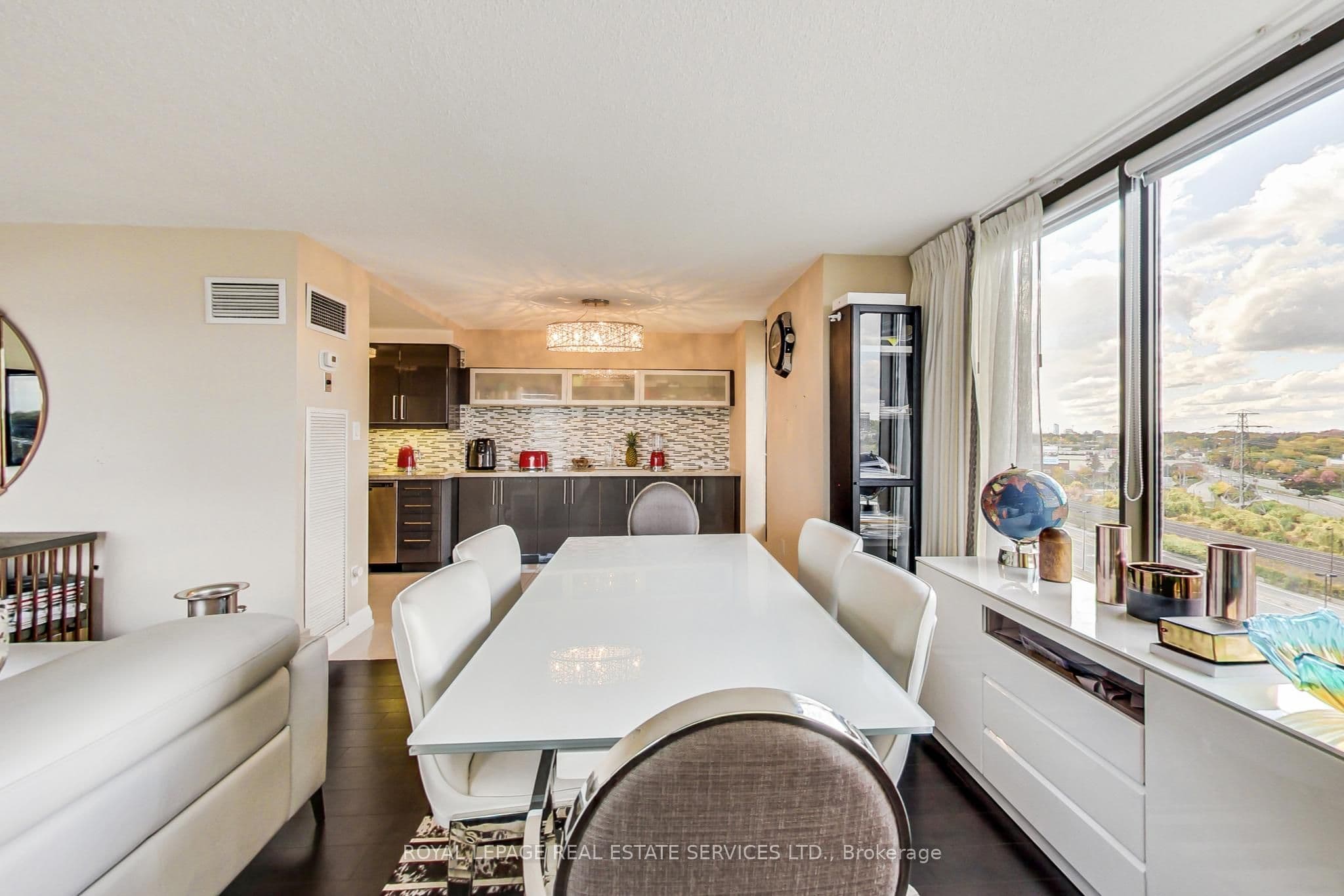 2045 Lake Shore Boulevard W 1110, Toronto, ON M8V 2Z6