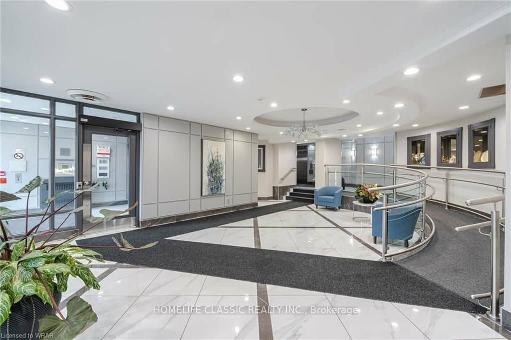 1001 Cedarglen Gate 617, Mississauga, ON L5C 4R2