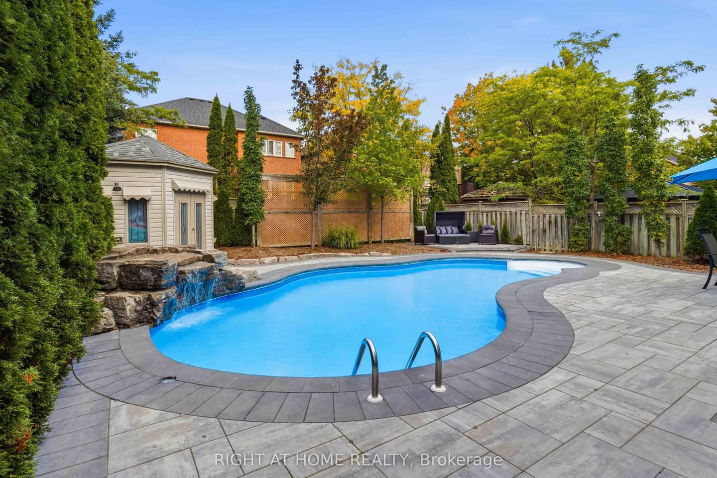1213 Lindenrock Drive, Oakville, ON L6H 6W2
