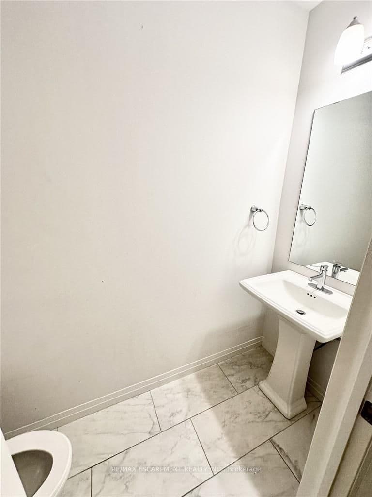 16 Ritchie Lane, Hamilton, ON L9G 3K9