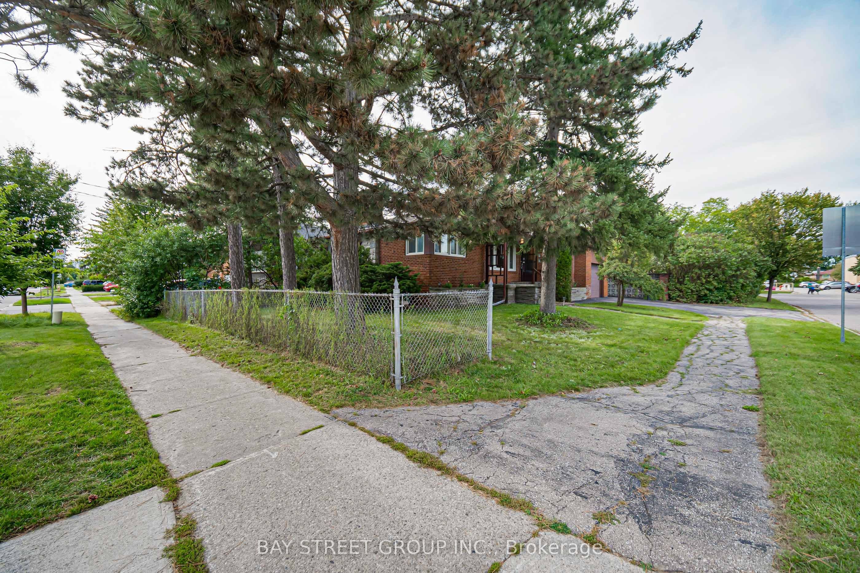 260 Moore Park Avenue, Toronto, ON M2M 1N6