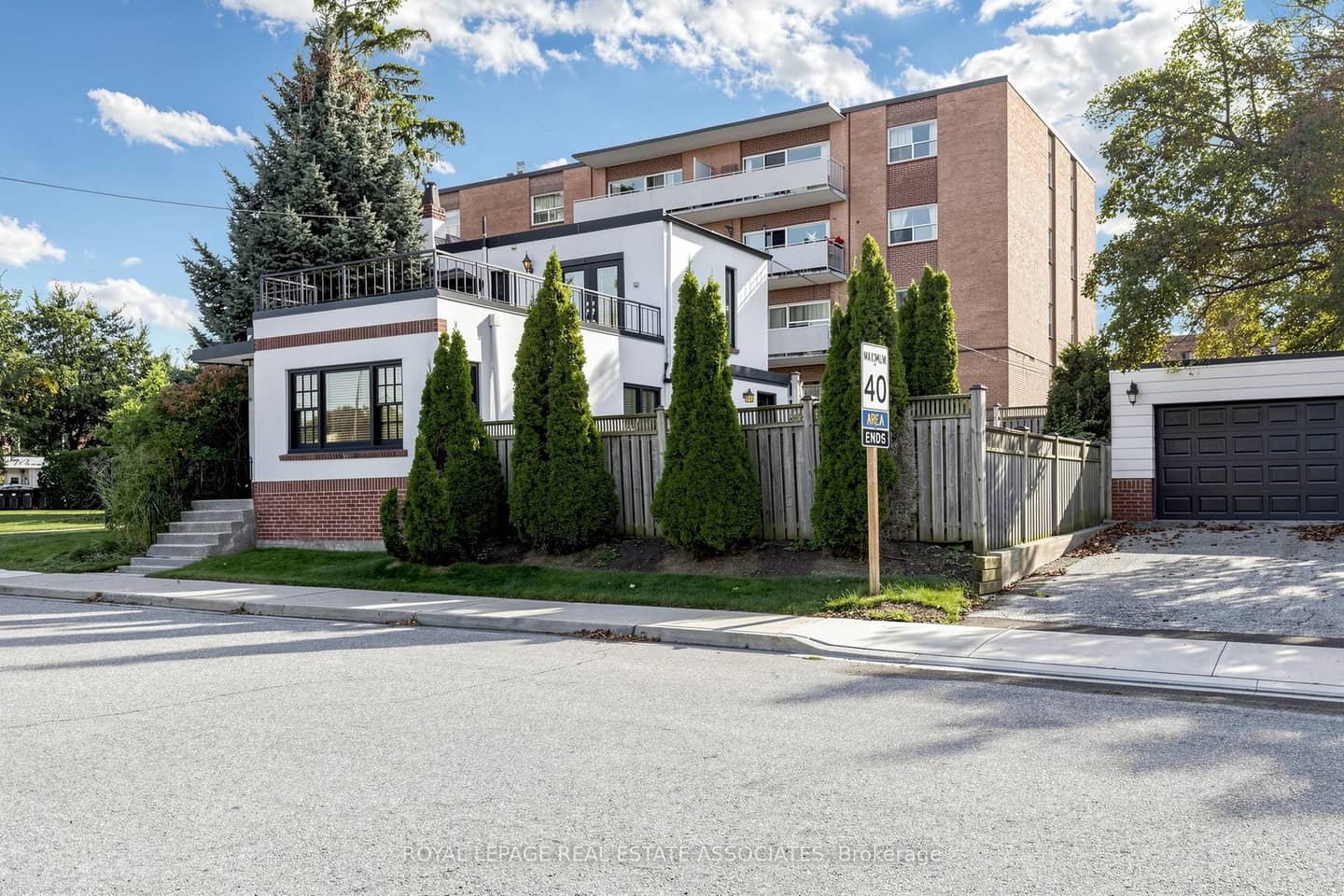 298 Lakeshore Road E, Mississauga, ON L5G 1H2