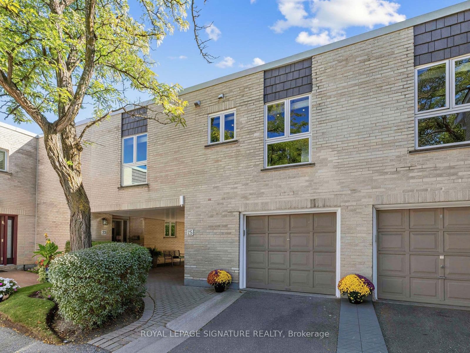25 Proudbank Millway, Toronto, ON M2L 1P3