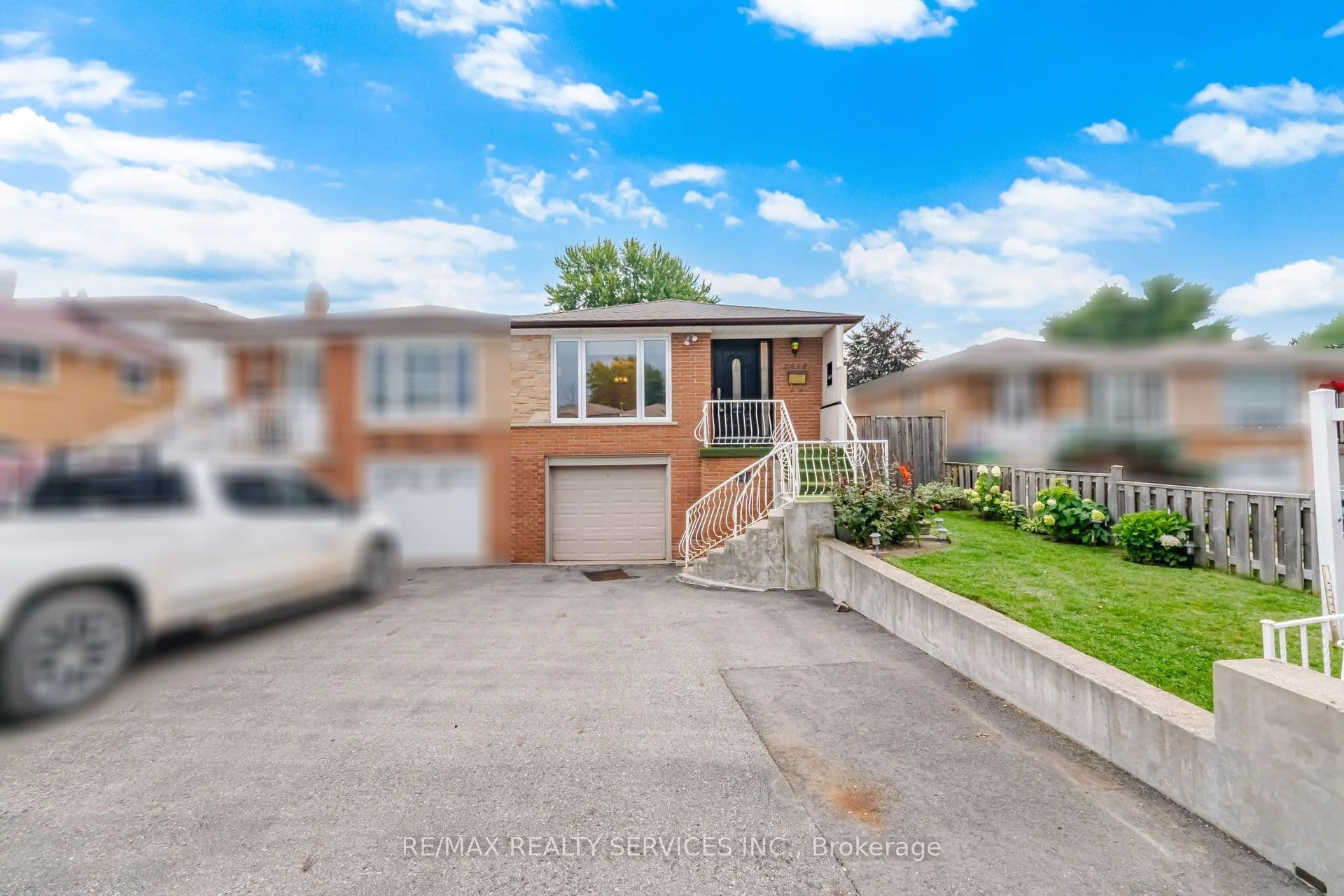 2414 Whaley Drive, Mississauga, ON L5B 2B5