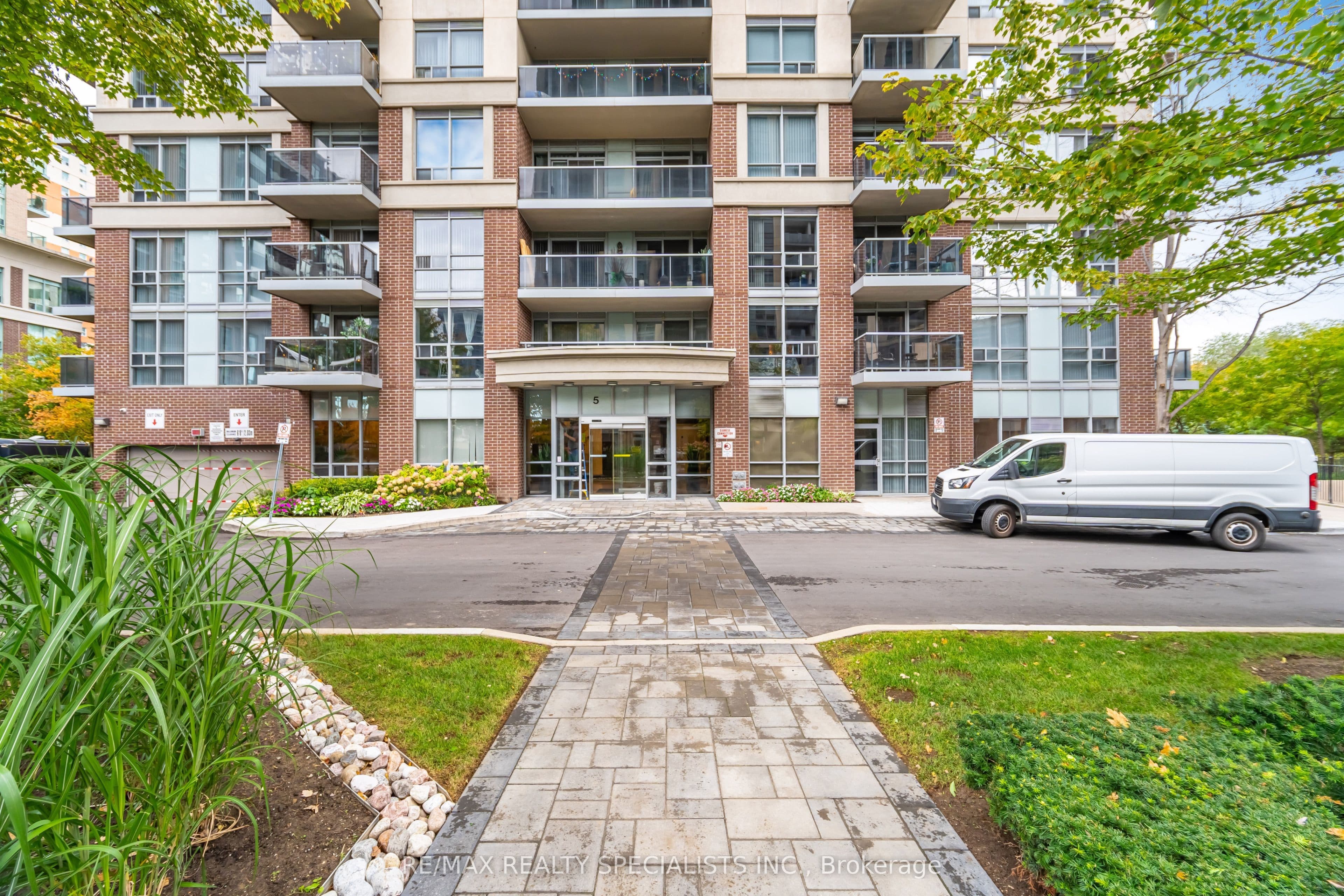 5 Michael Power Place 1005, Toronto, ON M9A 0A3