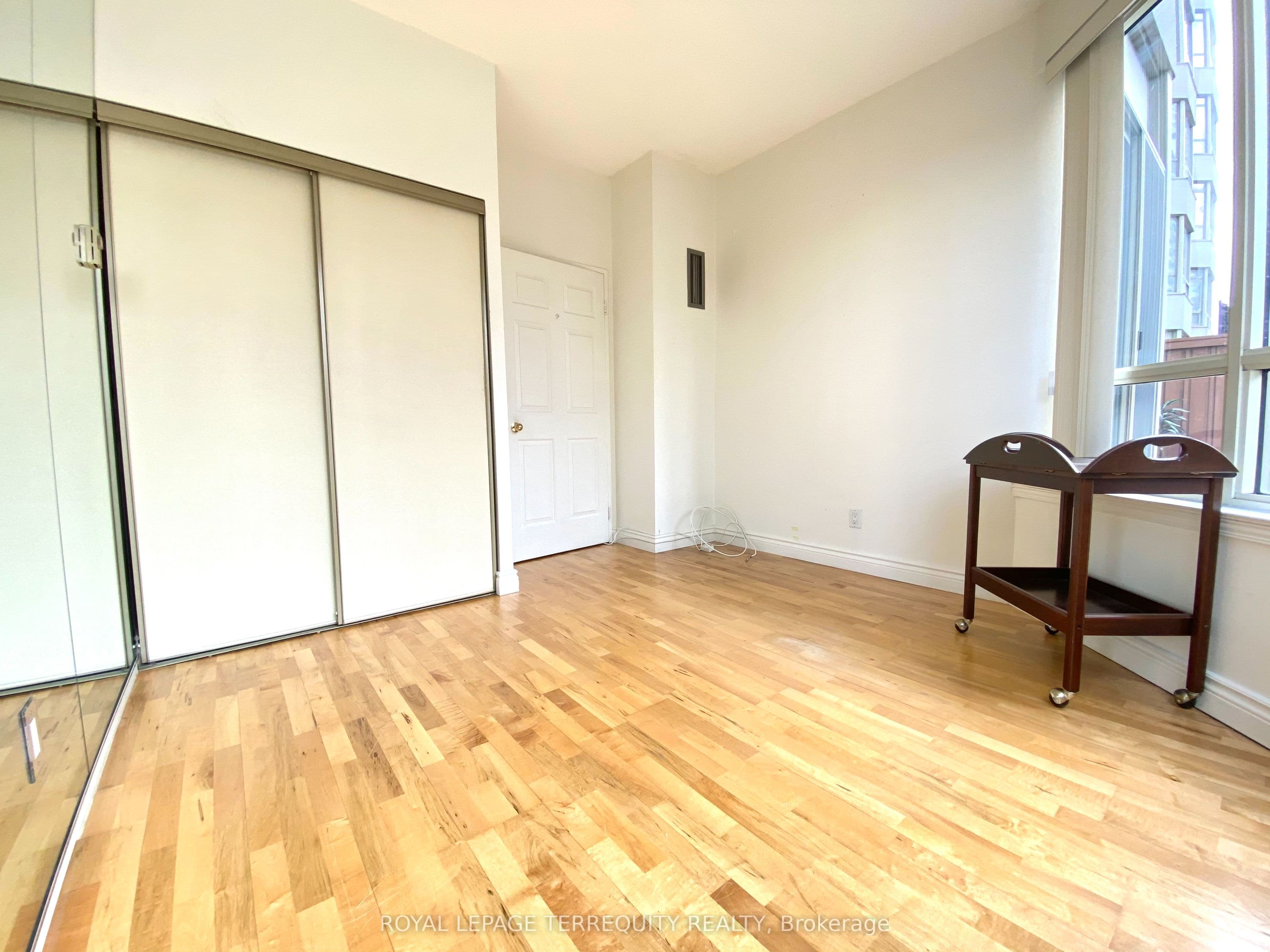 30 Greenfield Avenue 201, Toronto, ON M2N 6N3