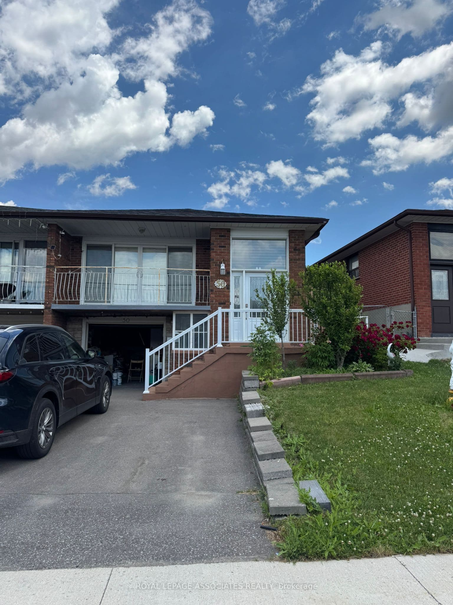 50 Blossom Crescent Main, Toronto, ON M3N 2B2
