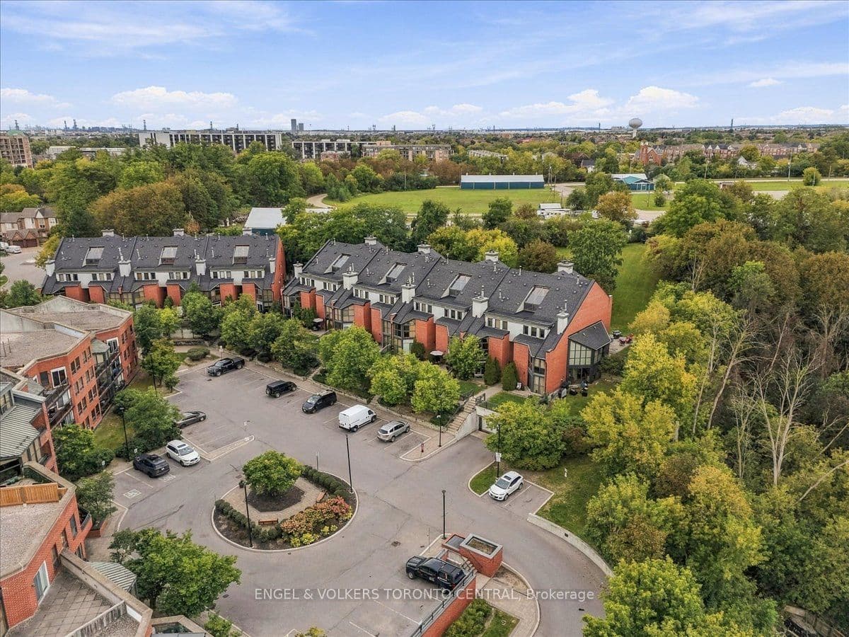 100 Arbors Lane TH18, Vaughan, ON L4L 3Z2