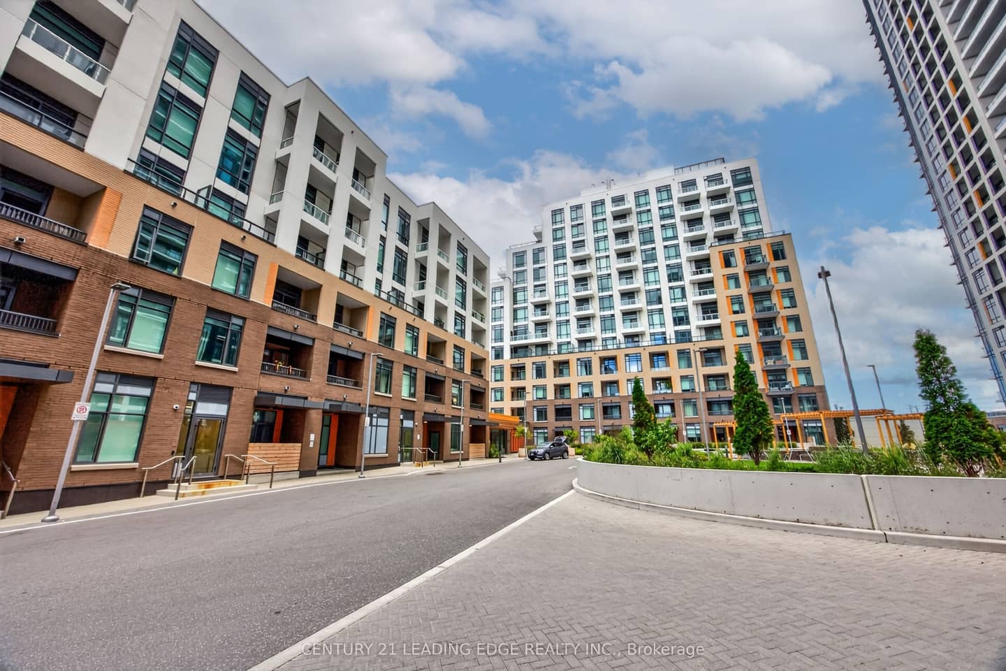 8 Beverley Glen Boulevard 1010, Vaughan, ON L4J 0L5