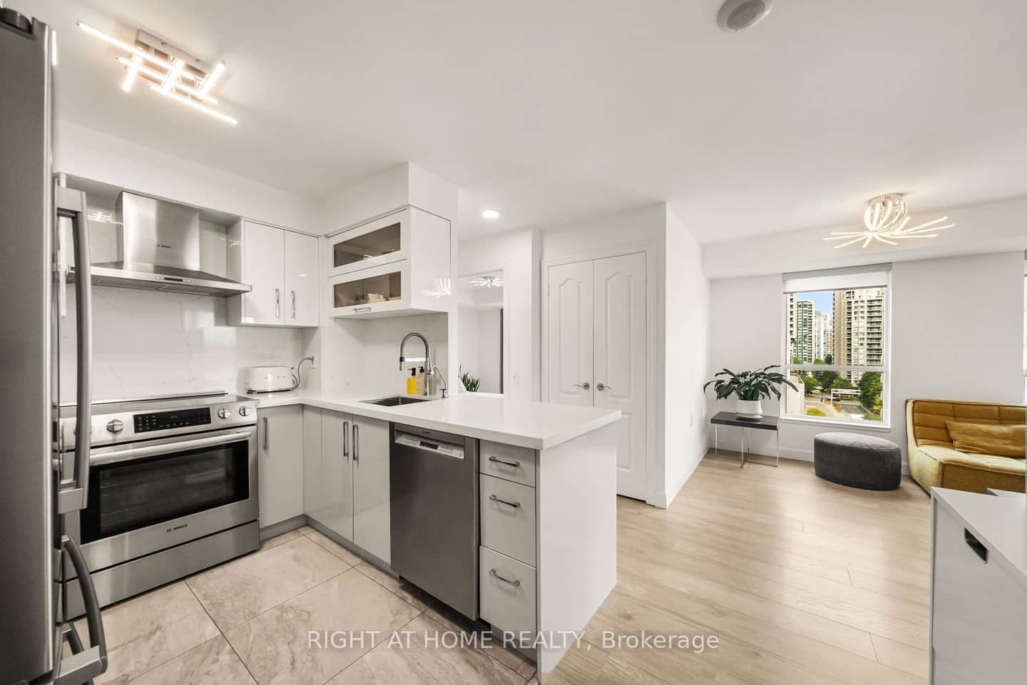 21 Hillcrest Avenue 901, Toronto, ON M2N 7K2