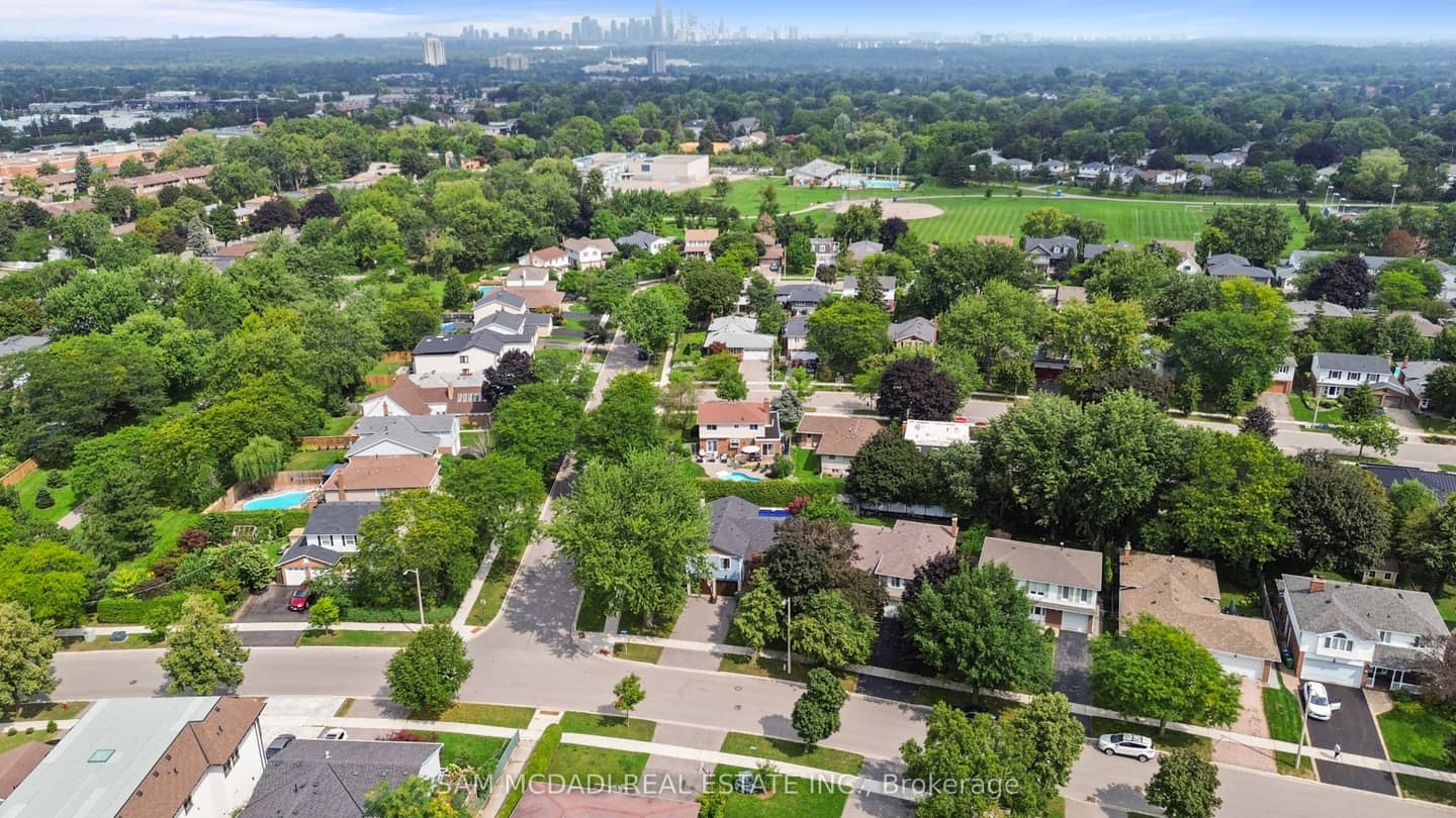 2528 Frankfield Road, Mississauga, ON L5K 2A6
