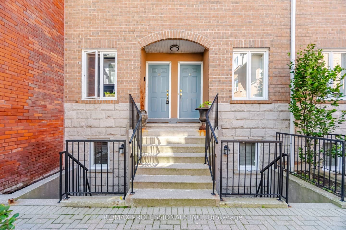 228 St George Street 10, Toronto, ON M5R 2N5