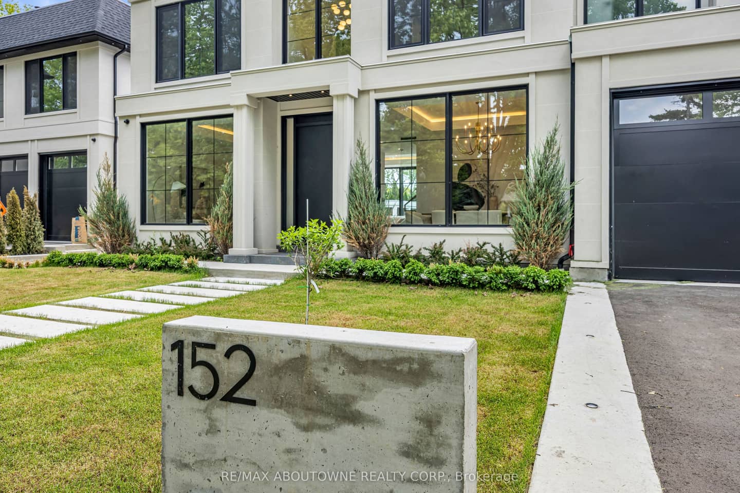 152 Third Line, Oakville, ON L6L 3Z8