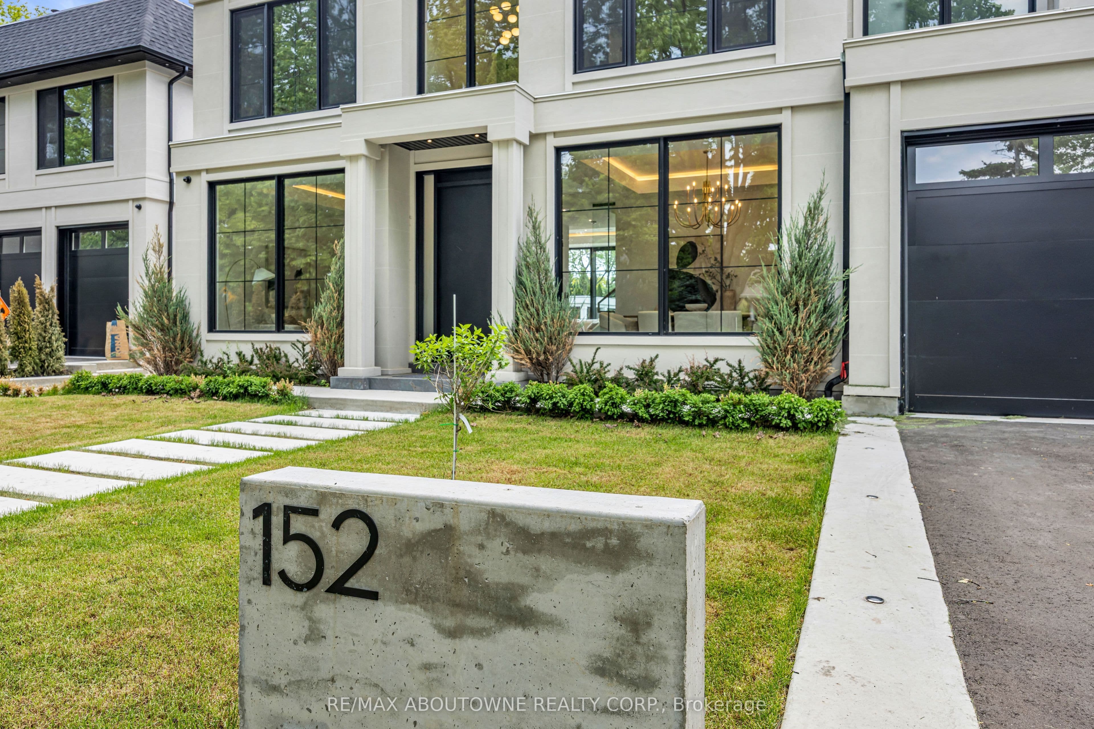 152 Third Line, Oakville, ON L6L 3Z8