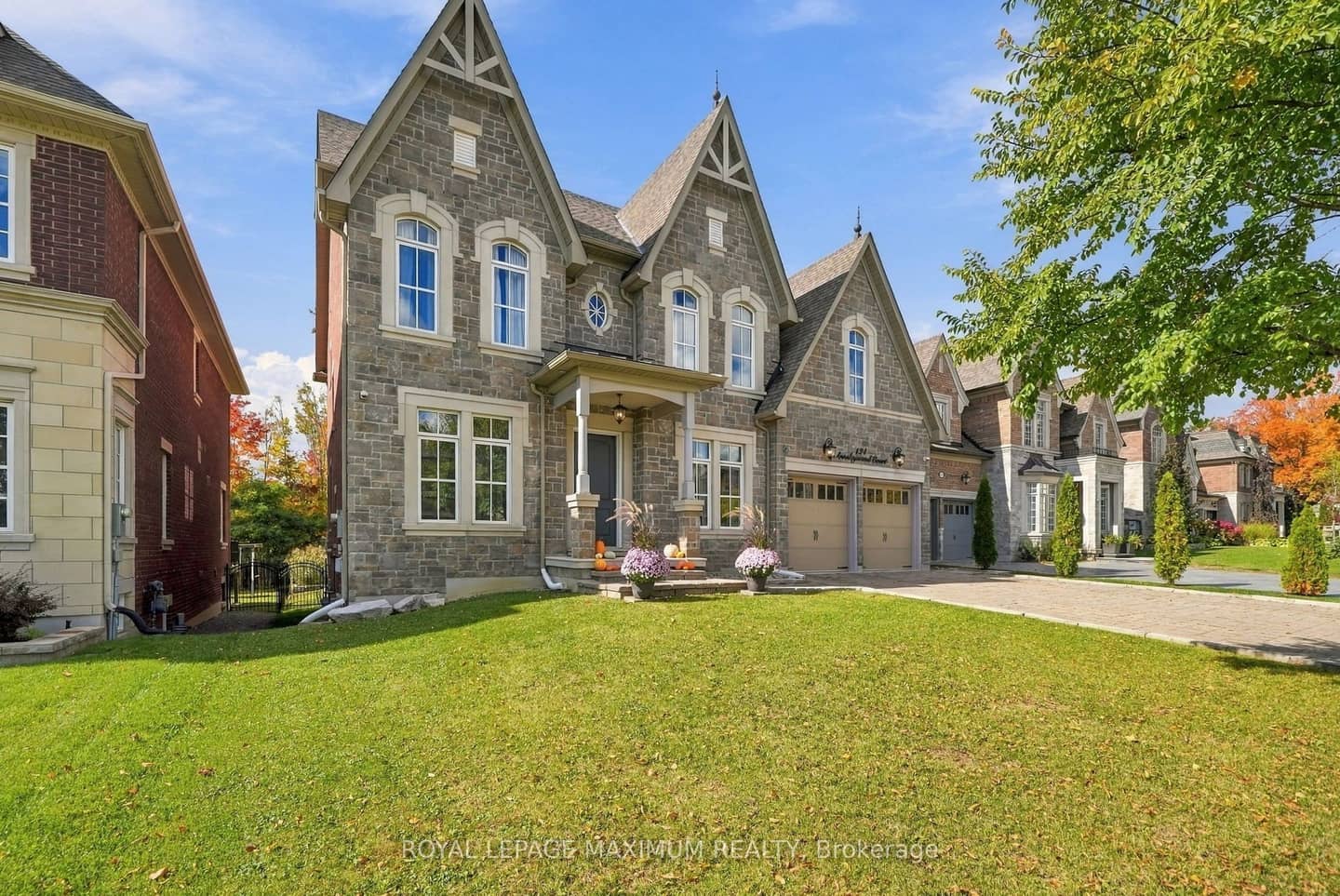 124 Annsleywood Court, Vaughan, ON L4H 4G6
