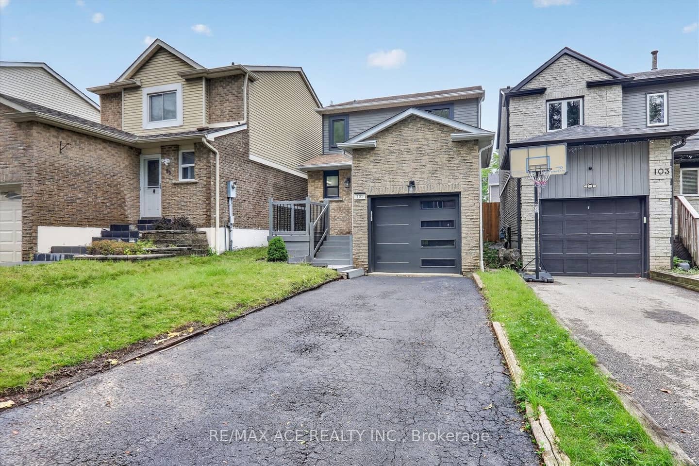 101 Greenfield Crescent, Whitby, ON L1N 7G2