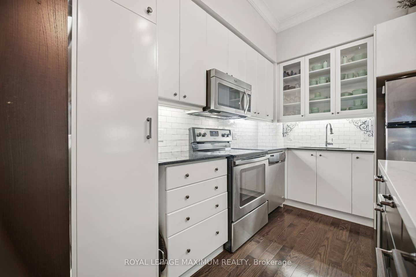 8 Fieldway Road 104, Toronto, ON M8Z 0C3
