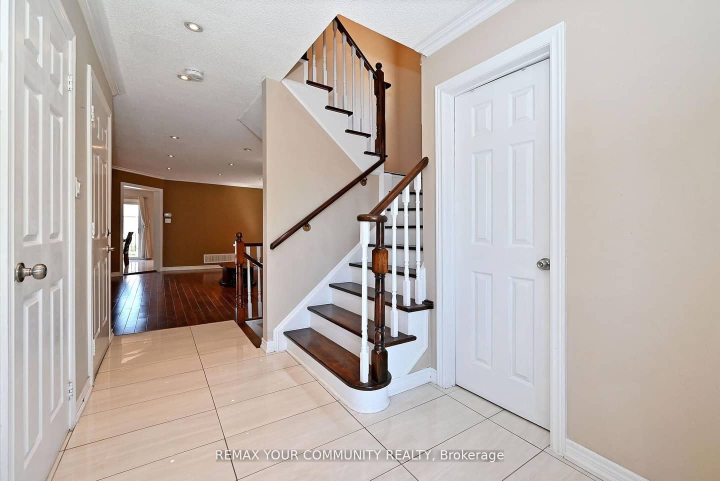 73 Laurendale Avenue, Georgina, ON L4P 4G1