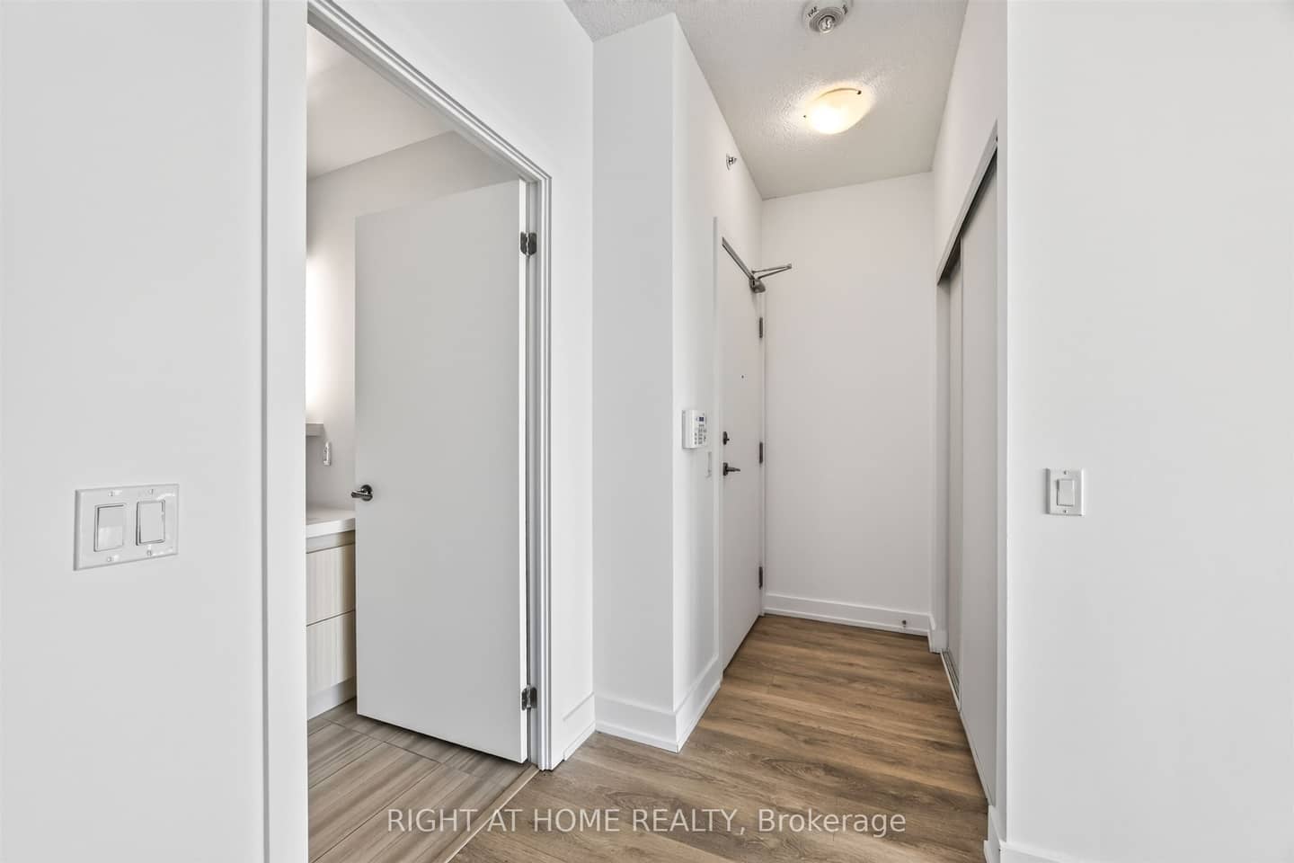 128 Fairview Mall Drive 712, Toronto, ON M2J 0E8