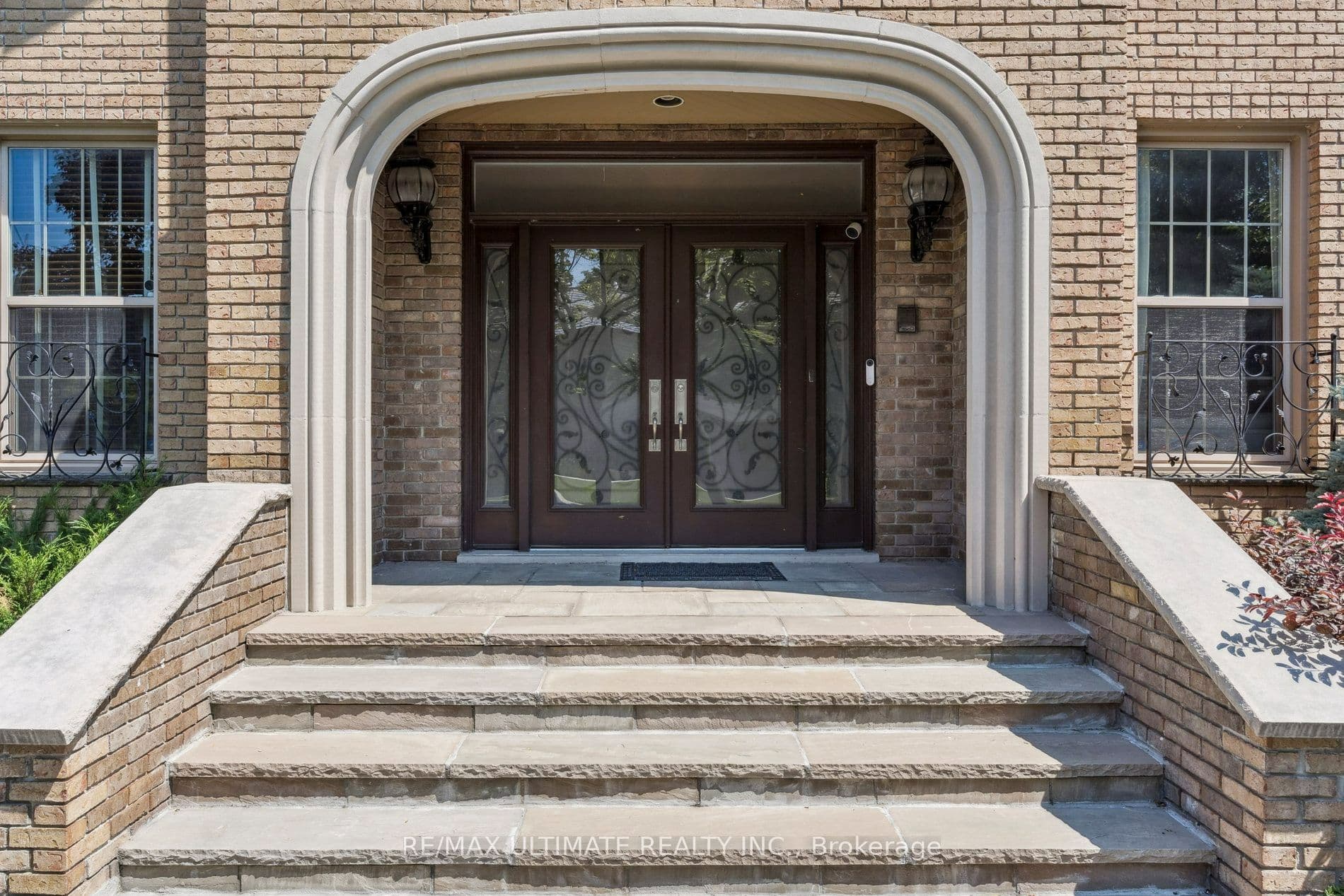 1 Versailles Court, Toronto, ON M3B 2A8