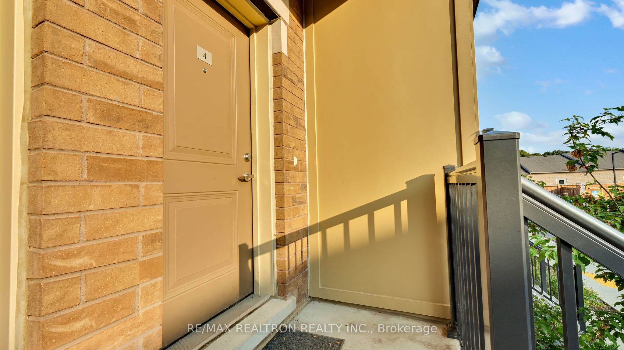 470 Beresford Path 4, Oshawa, ON L1H 5S7