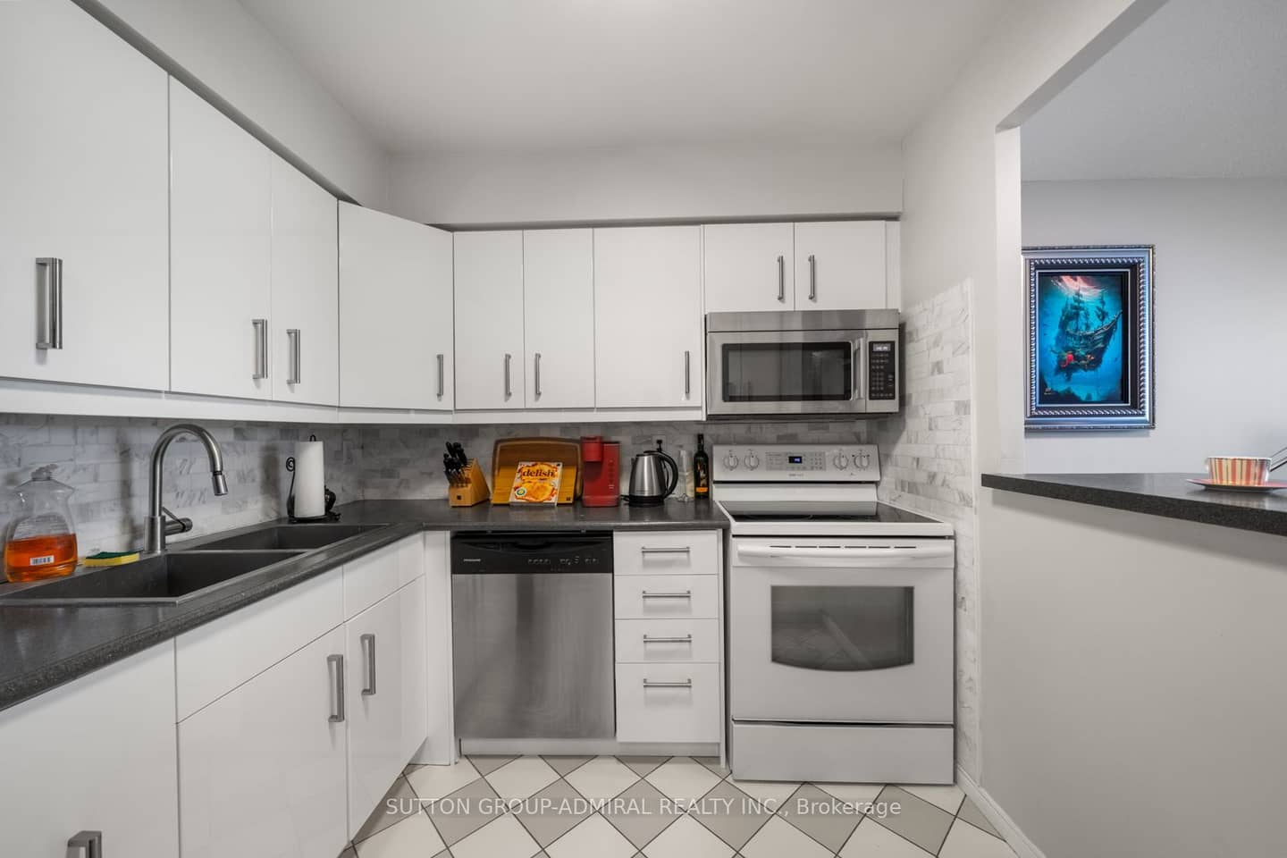 81 Townsgate Drive 1103, Vaughan, ON L4J 8E6
