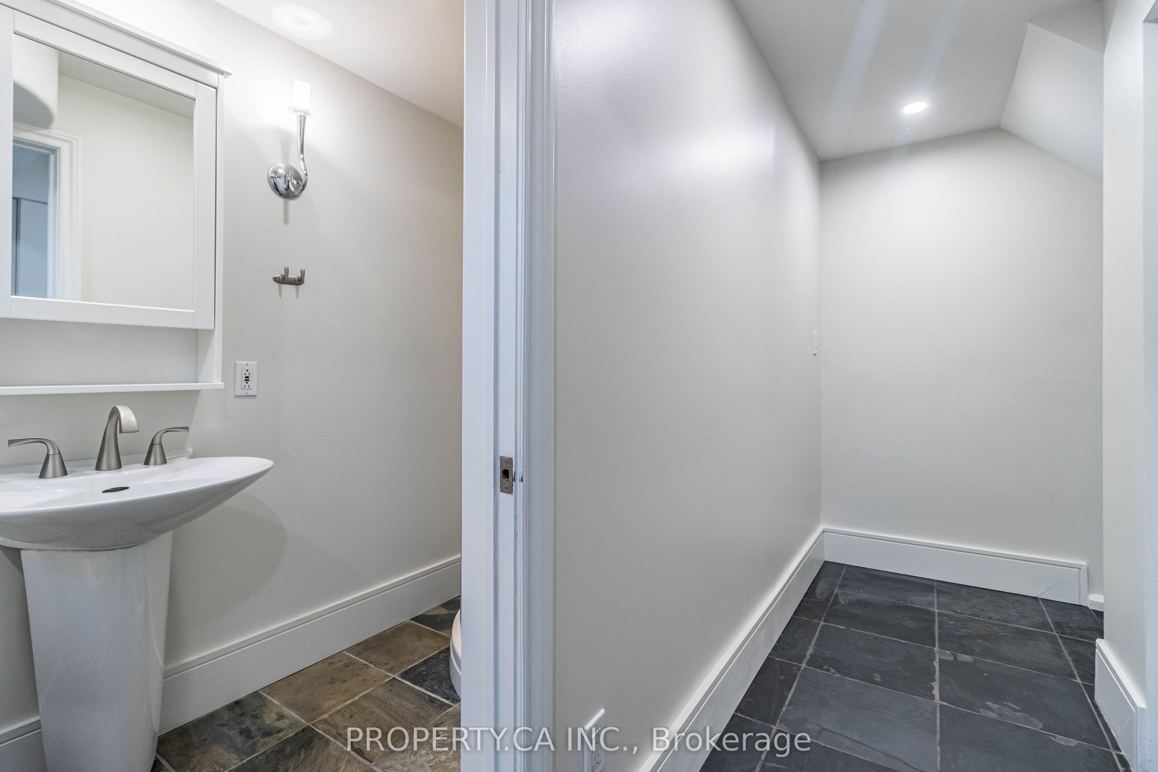 3470 Enniskillen Circle S Basement, Mississauga, ON L5C 2N1