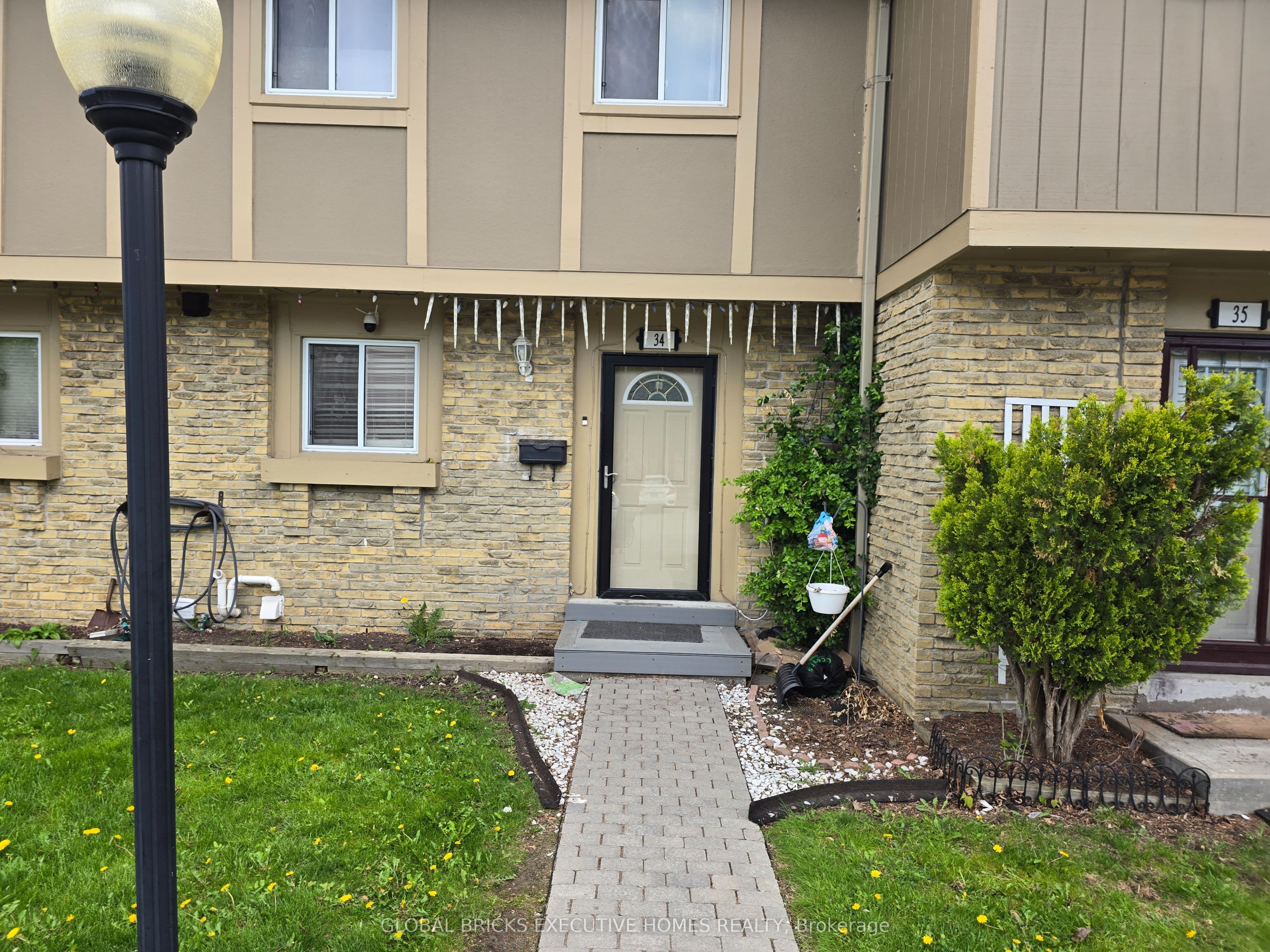 57 Hansen Road N 34, Brampton, ON L6V 3C6