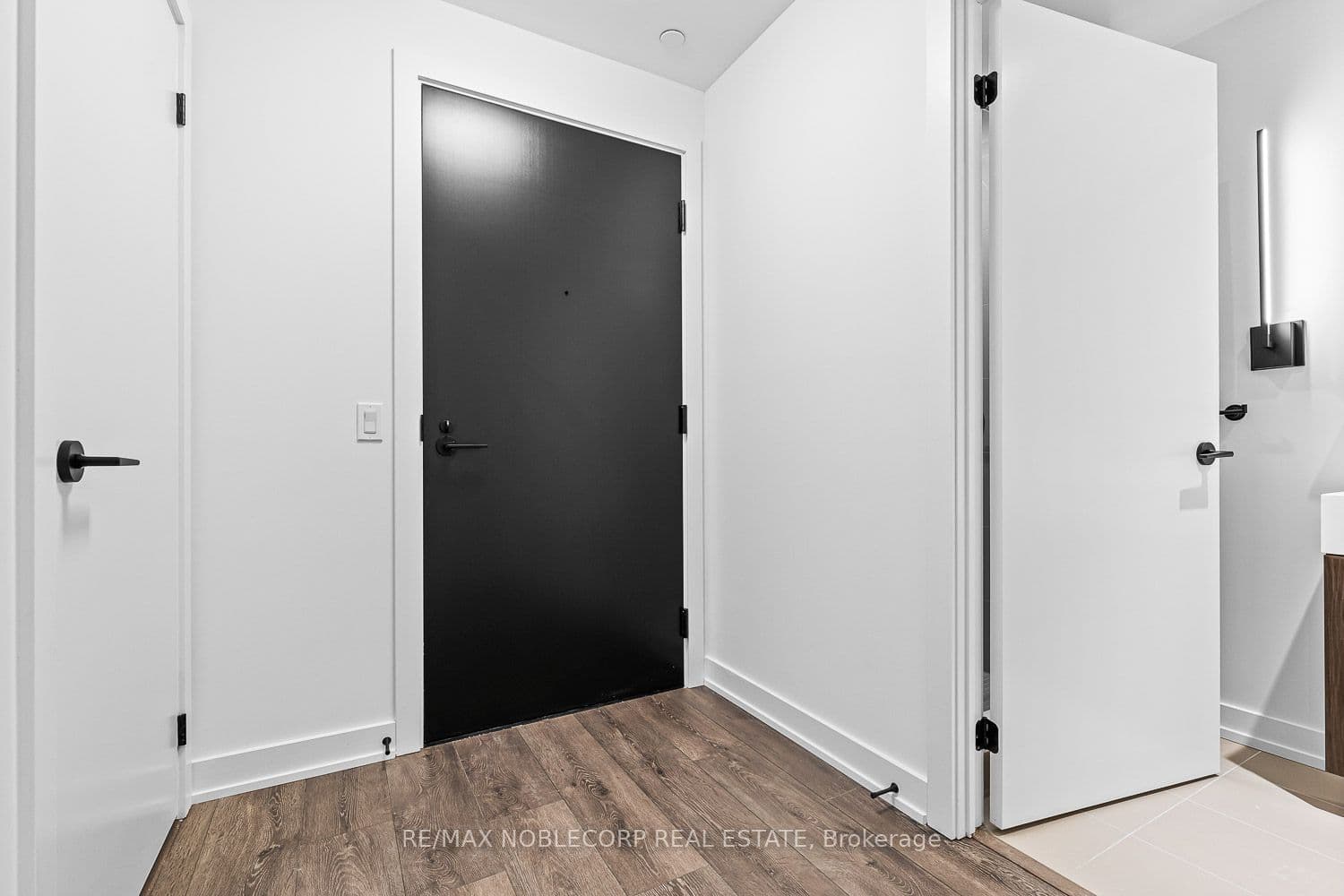 117 Broadway Avenue 817, Toronto, ON M4P 1V3