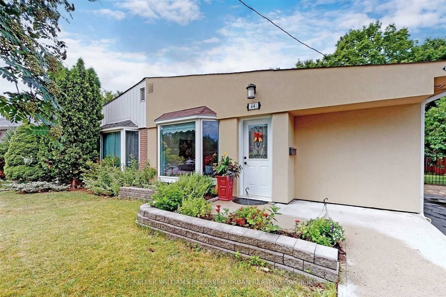 64 Lindsay Avenue, Newmarket, ON L3Y 4N6