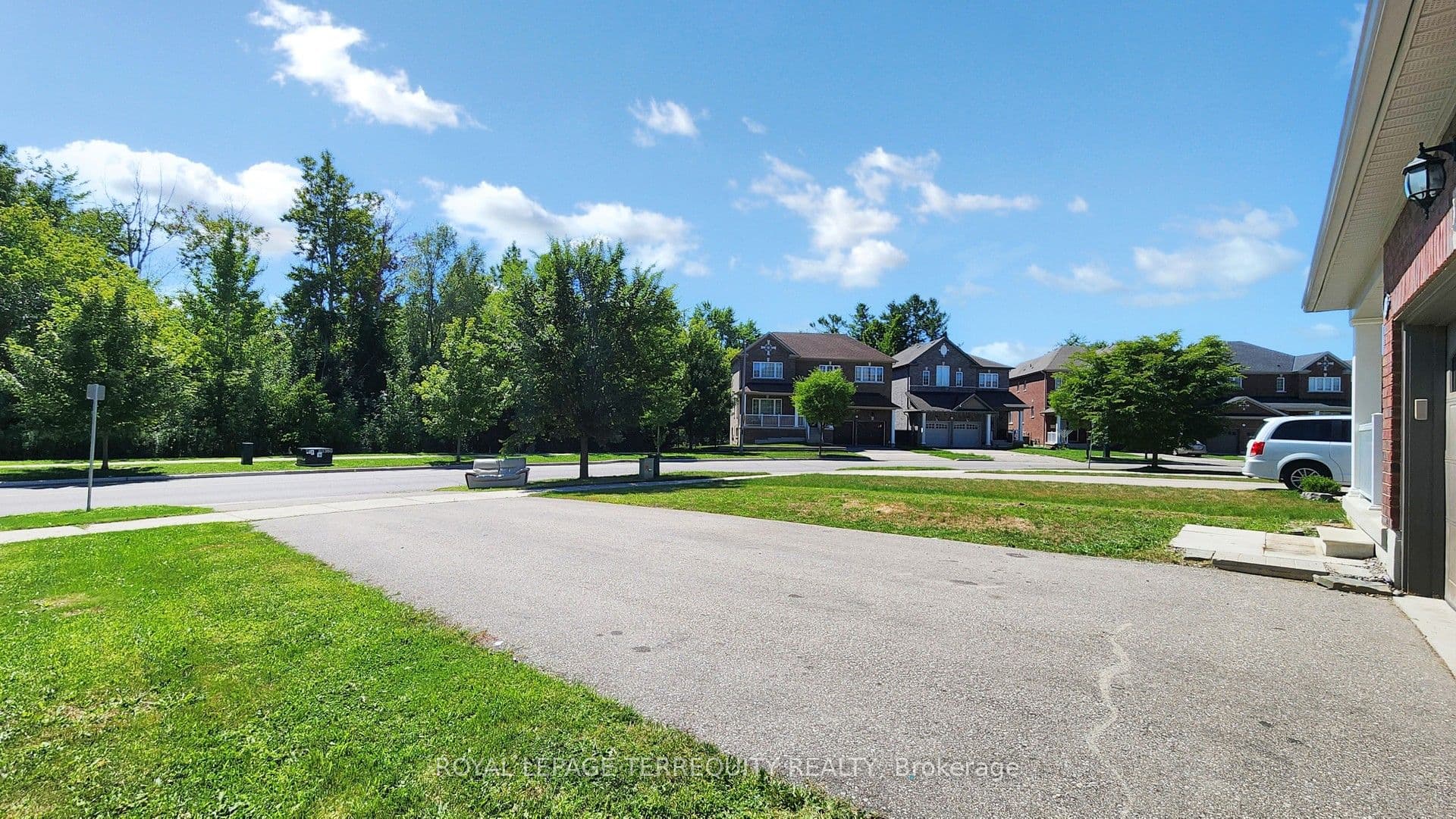 28 Richmond Park Drive, Georgina, ON L4P 0H2