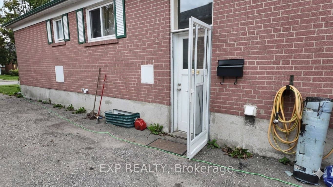 23 Chapman Avenue, Toronto, ON M4B 1C3
