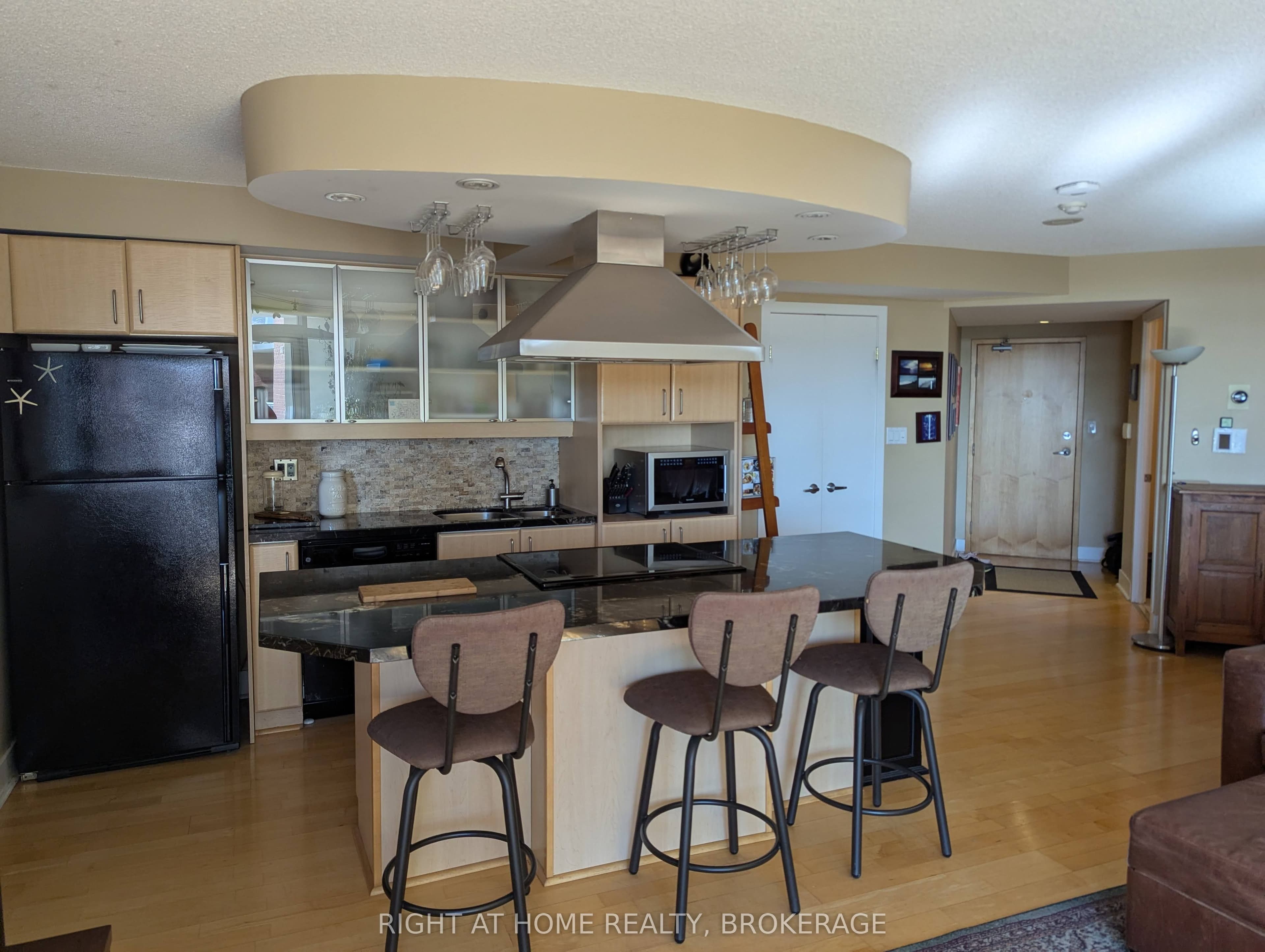 550 Queens Quay W 608, Toronto, ON M5V 3M8