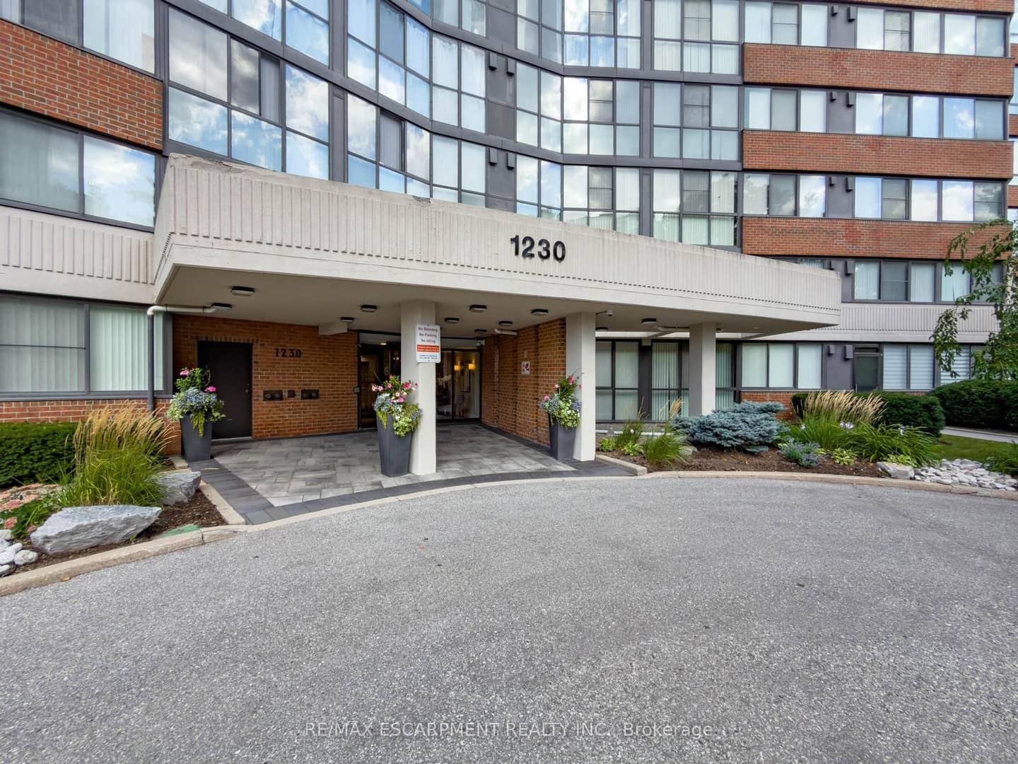 1230 Marlborough Court 202, Oakville, ON L6H 3K6