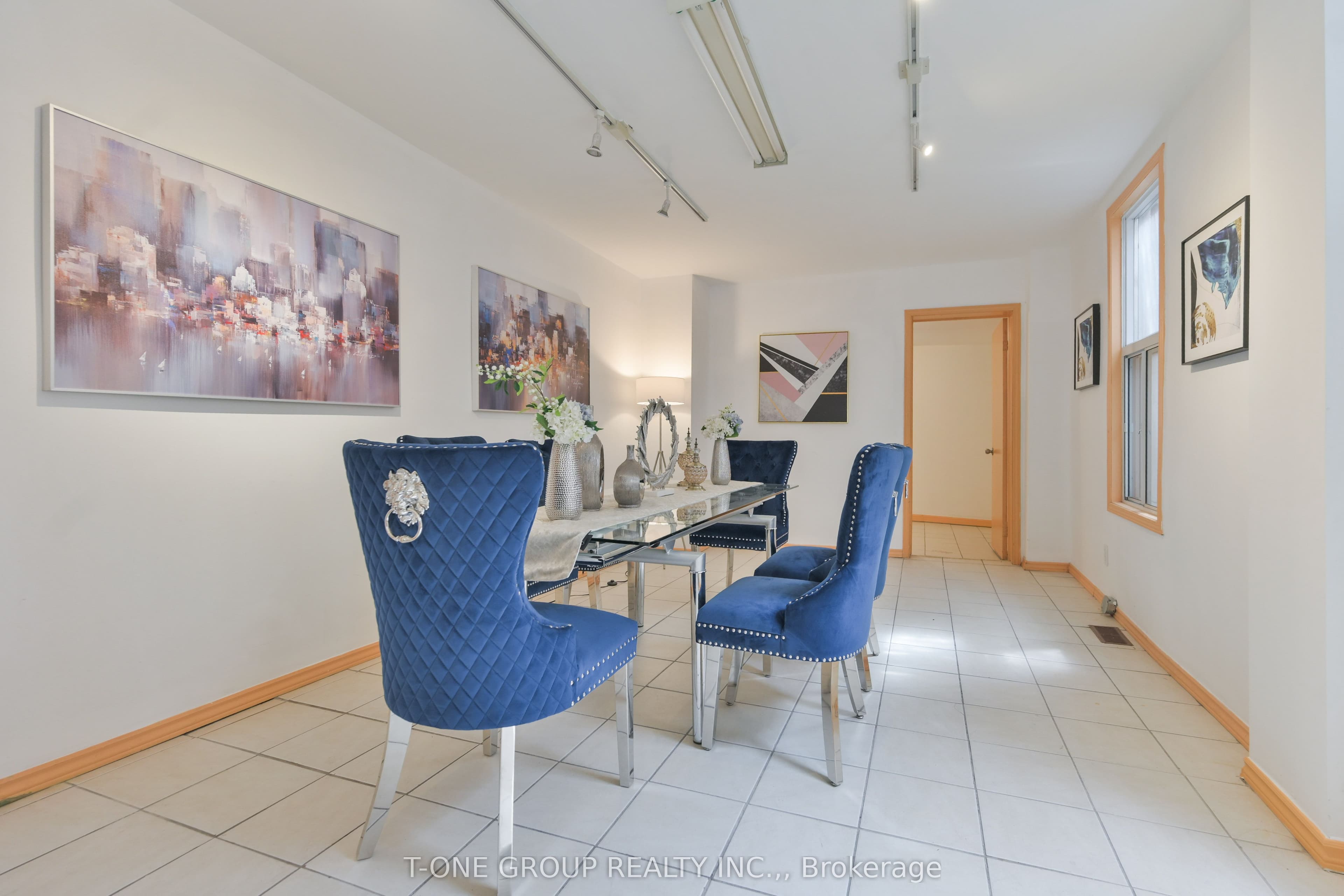 15 Kensington Avenue, Toronto, ON M5T 2J8