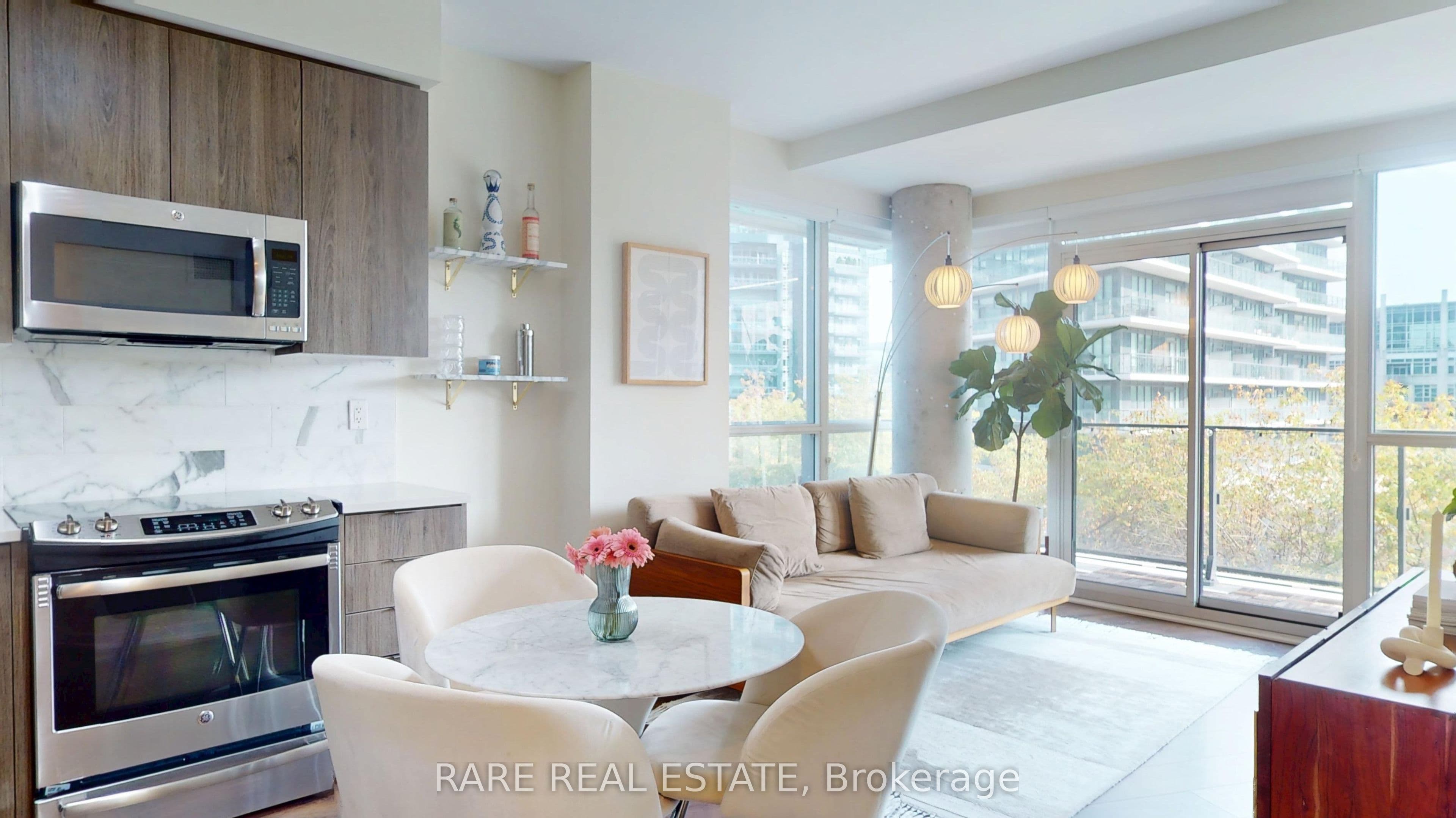 50 Bruyeres Mews 905, Toronto, ON M5V 0A7