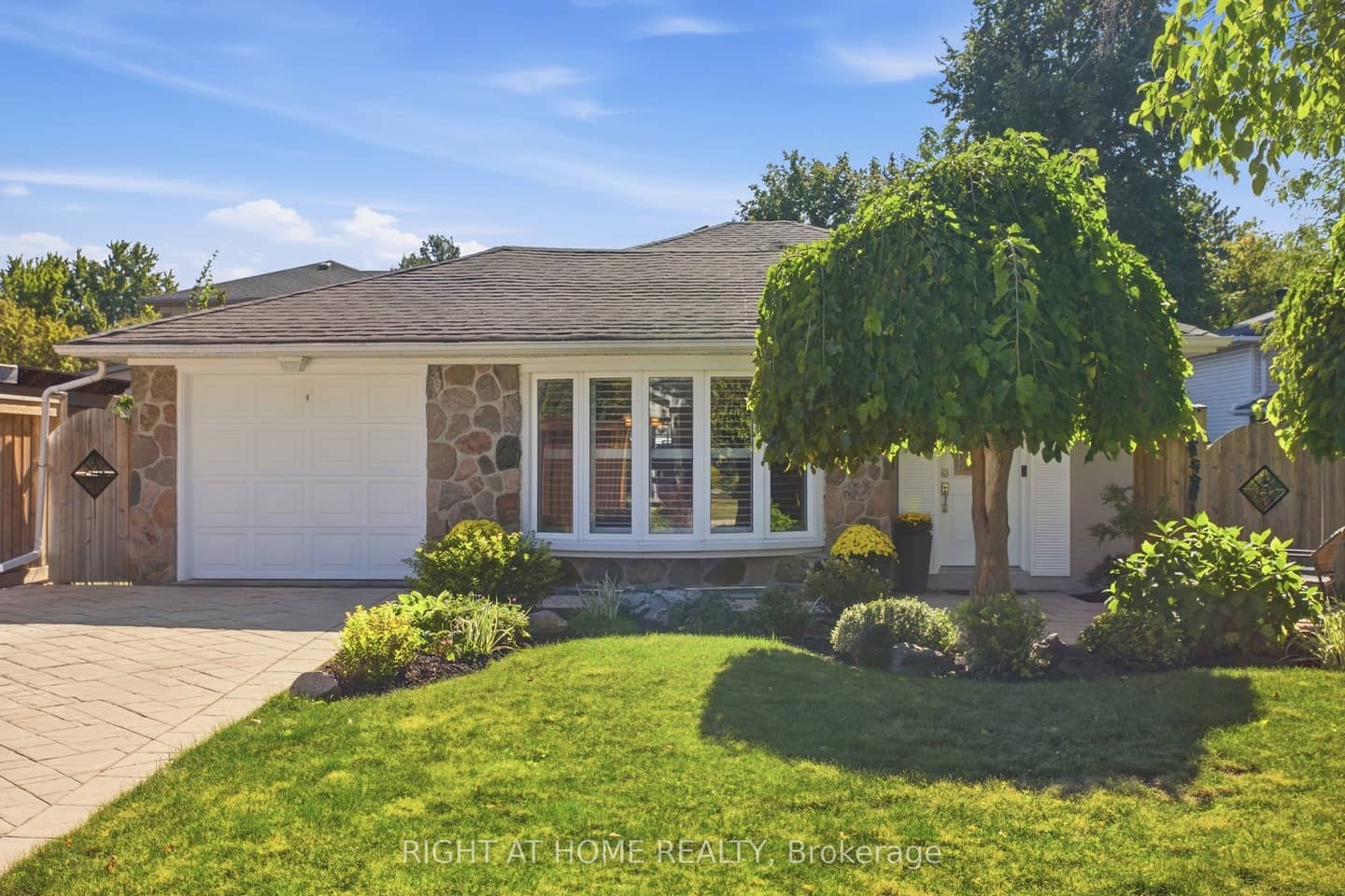 20 Mono Court, Brampton, ON L6W 2G8