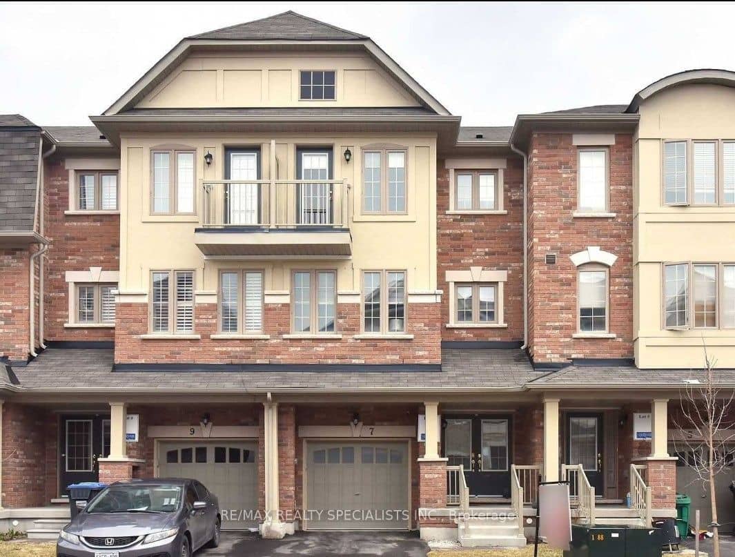 7 Hobart Gardens, Brampton, ON L6Z 0J1