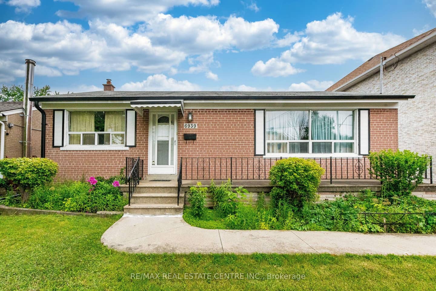 6939 Justine Drive, Mississauga, ON L4T 1M4