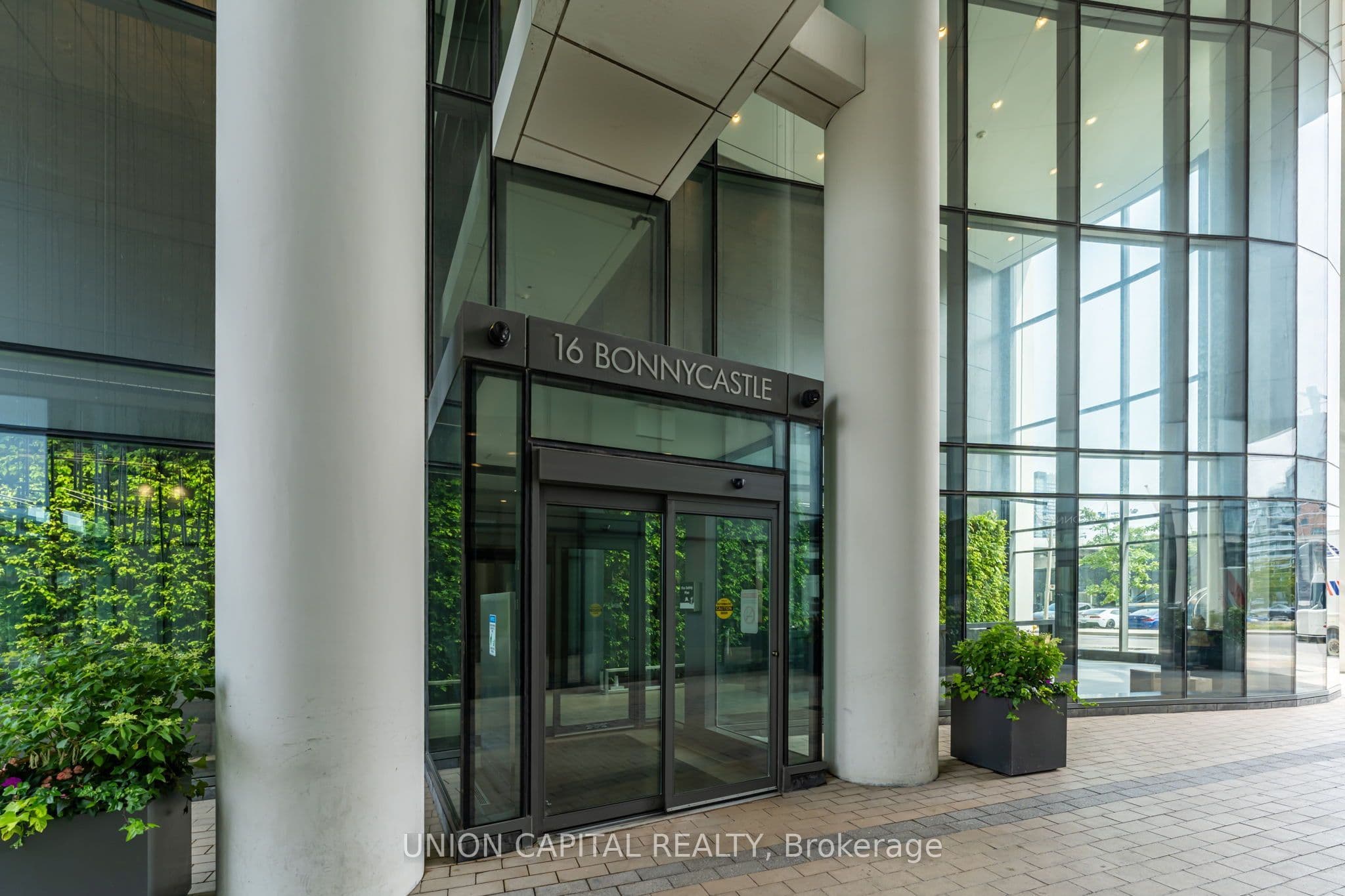 16 Bonnycastle Street 2007, Toronto, ON M5C 0C9