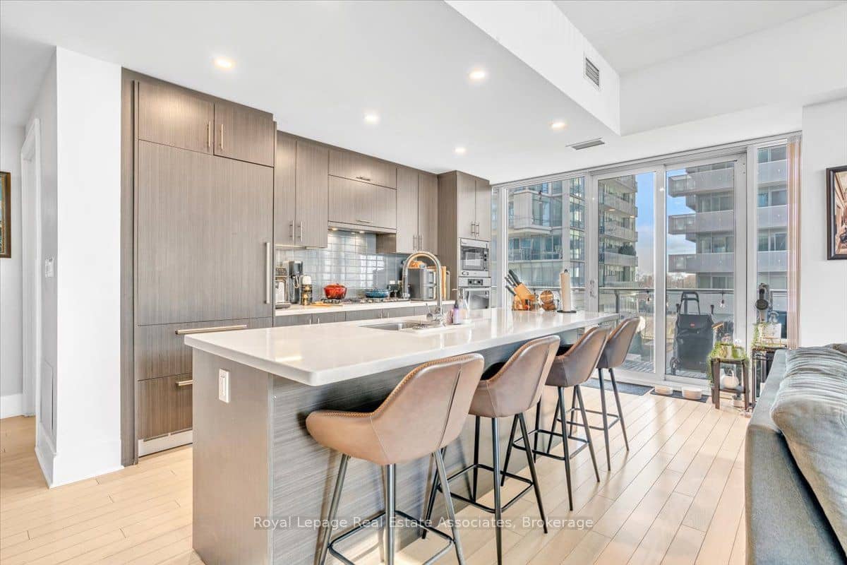 29 Queens Quay E 323, Toronto, ON M5E 0A4