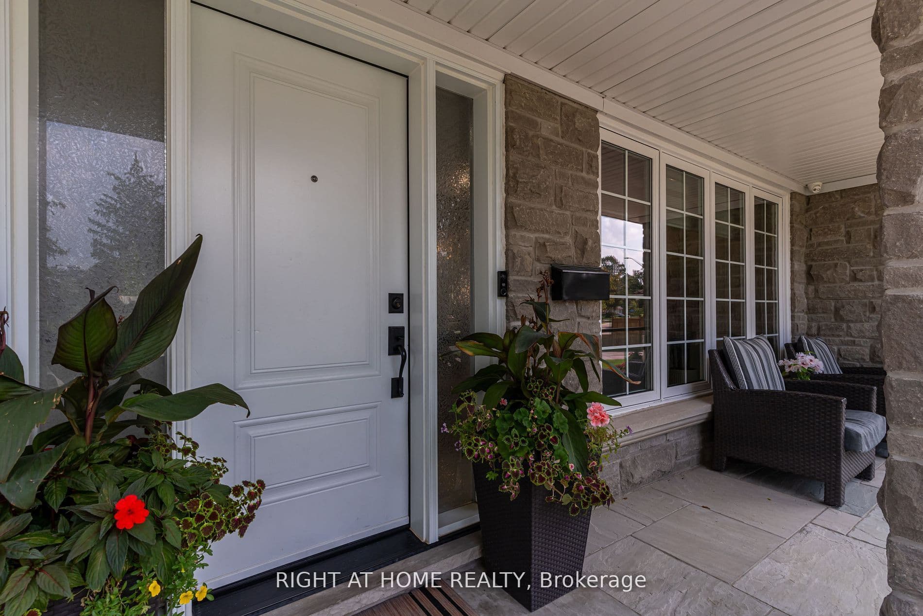260 Louis Drive, Mississauga, ON L5B 1Y9