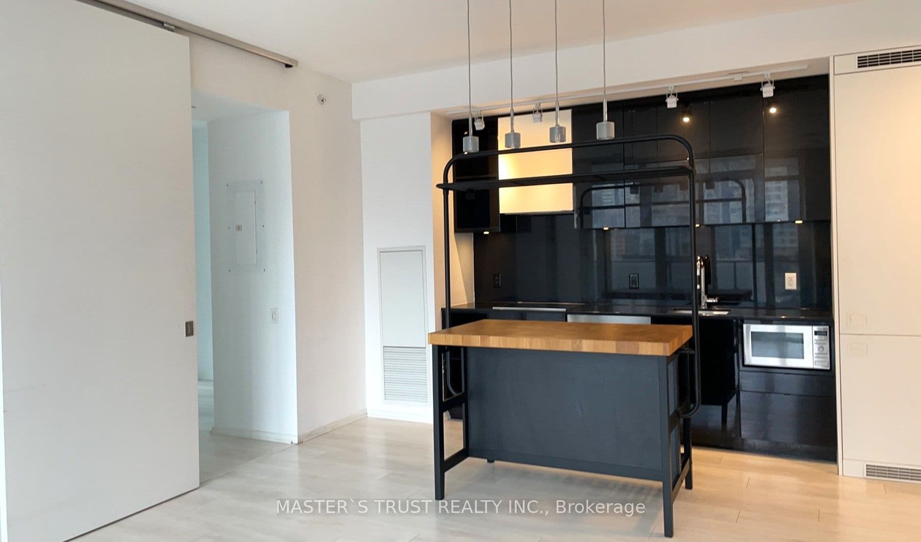 125 Peter Street 809, Toronto, ON M5V 0M2