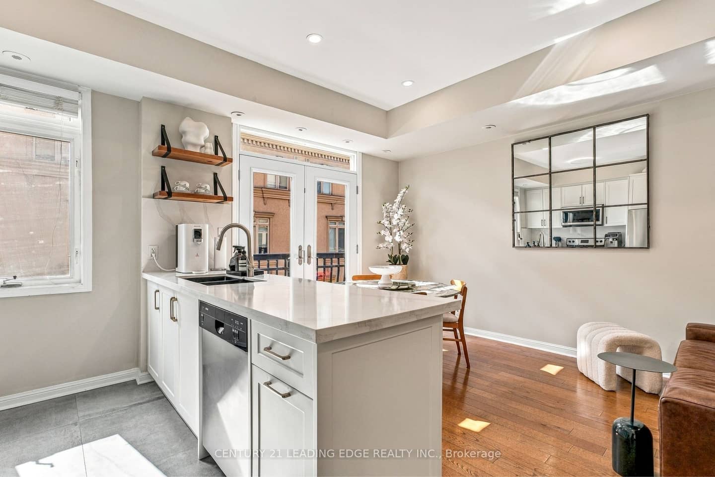 98 Carr Street TH5, Toronto, ON M5T 1B7