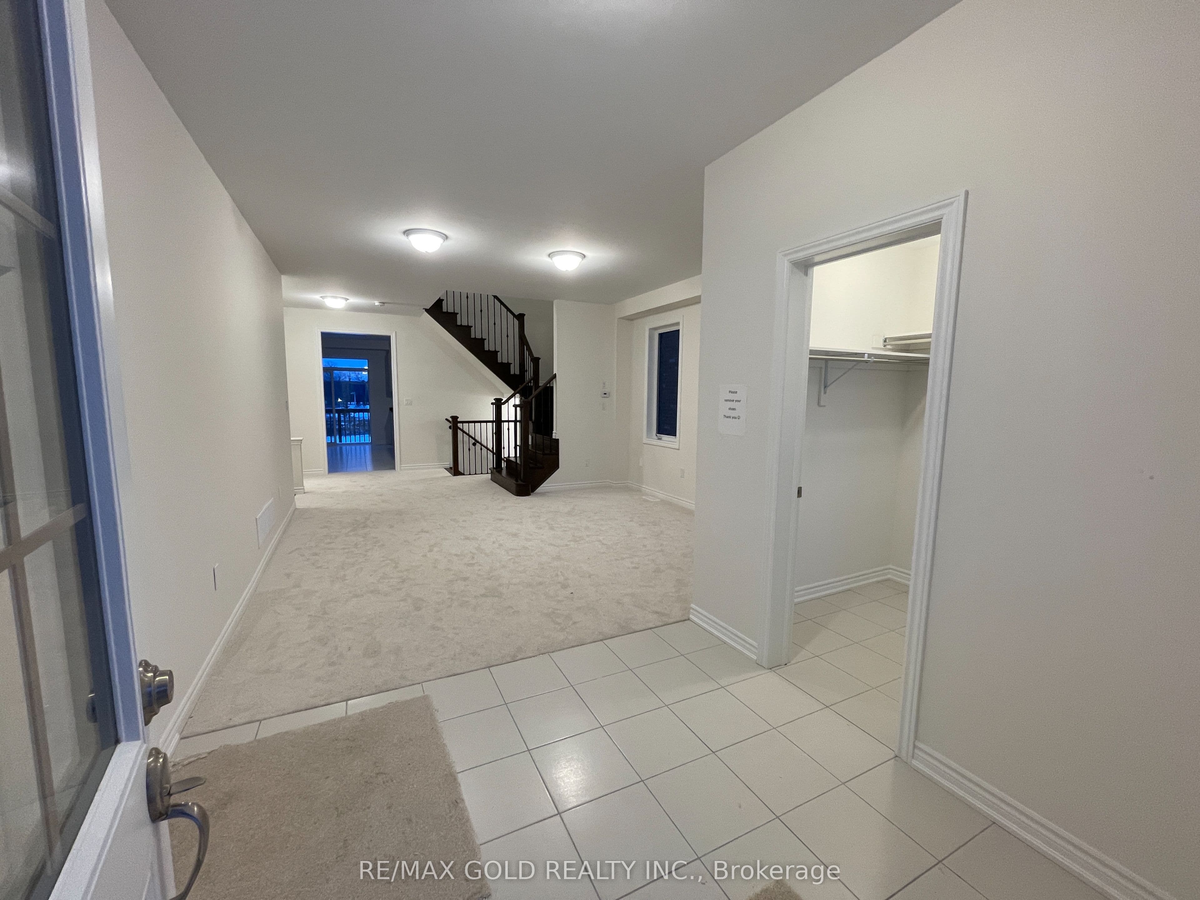 21 Sanford Circle, Springwater, ON L9X 2A8
